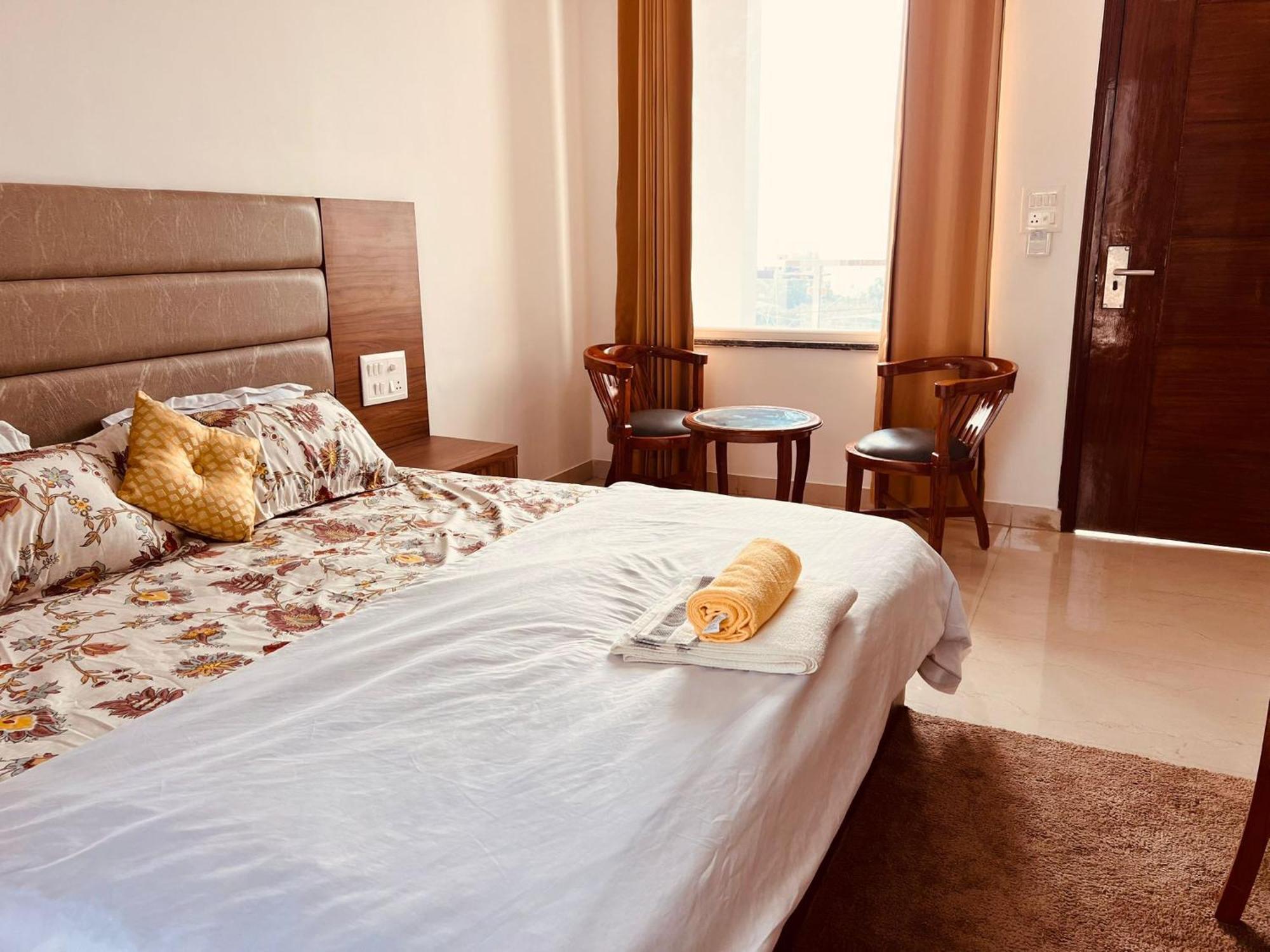 Ima Ganga - Aesthetic, Quite Mountain View With Netflix, Free Airport Pickup For Booking More Than 7 Nights, Elevator, Backup, Heater In Upper Tapovan Apartment Rishikesh