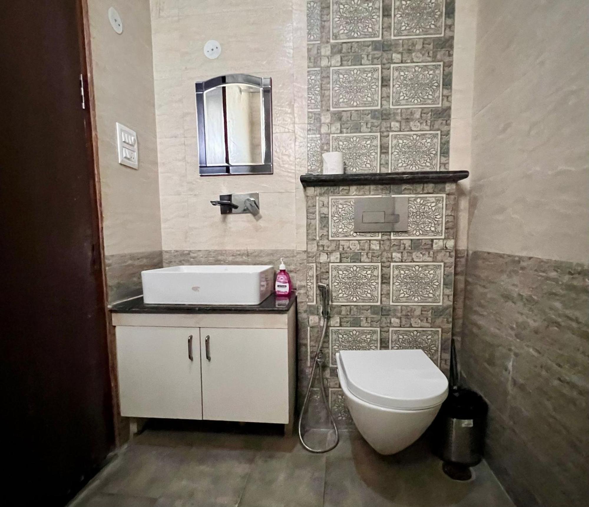 Apartment Ima Ganga - Aesthetic, Quite Mountain View With Netflix, Free Airport Pickup For Booking More Than 7 Nights, Elevator, Backup, Heater In Upper Tapovan