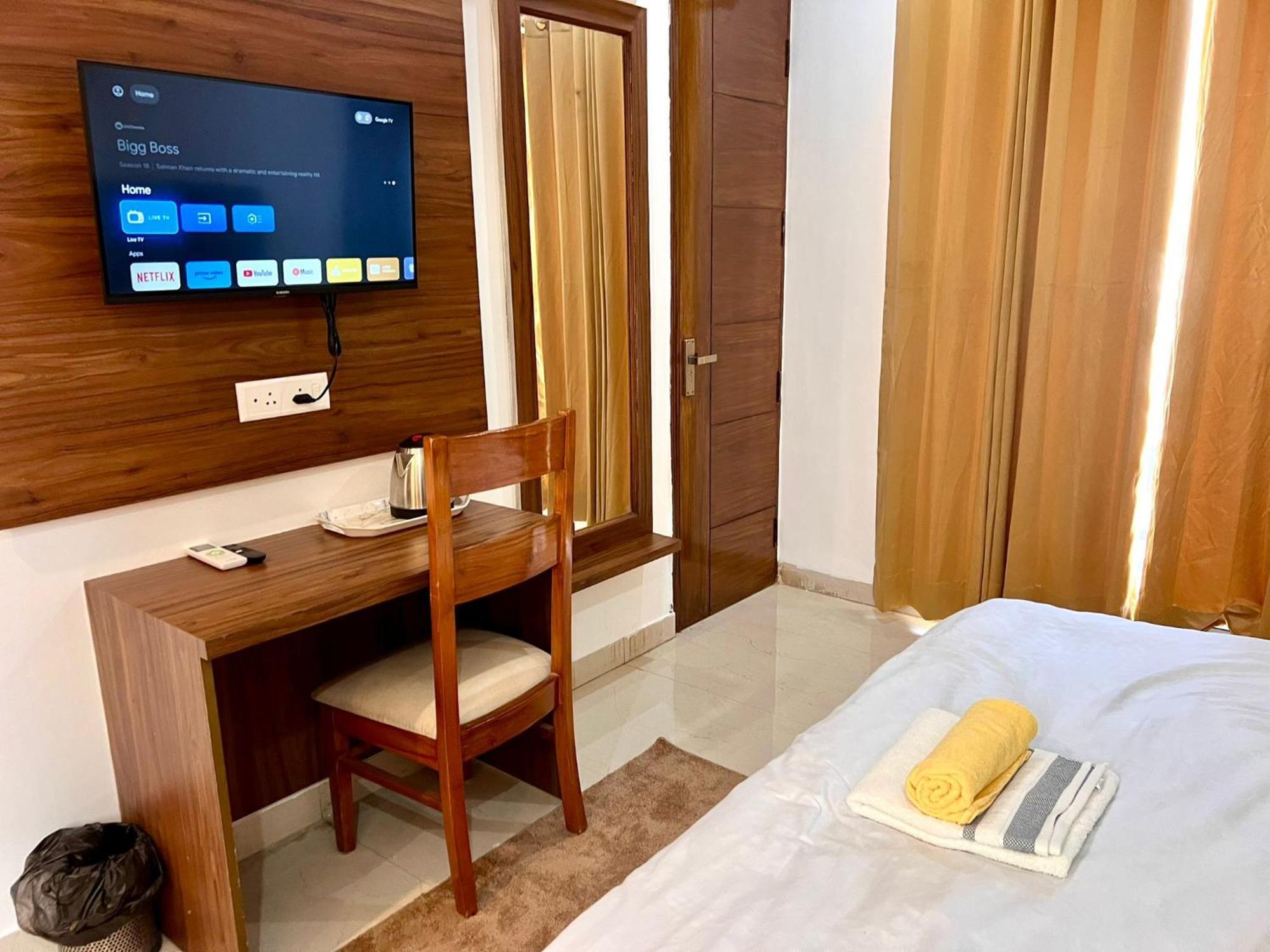 Apartment Ima Ganga - Aesthetic, Quite Mountain View With Netflix, Free Airport Pickup For Booking More Than 7 Nights, Elevator, Backup, Heater In Upper Tapovan *