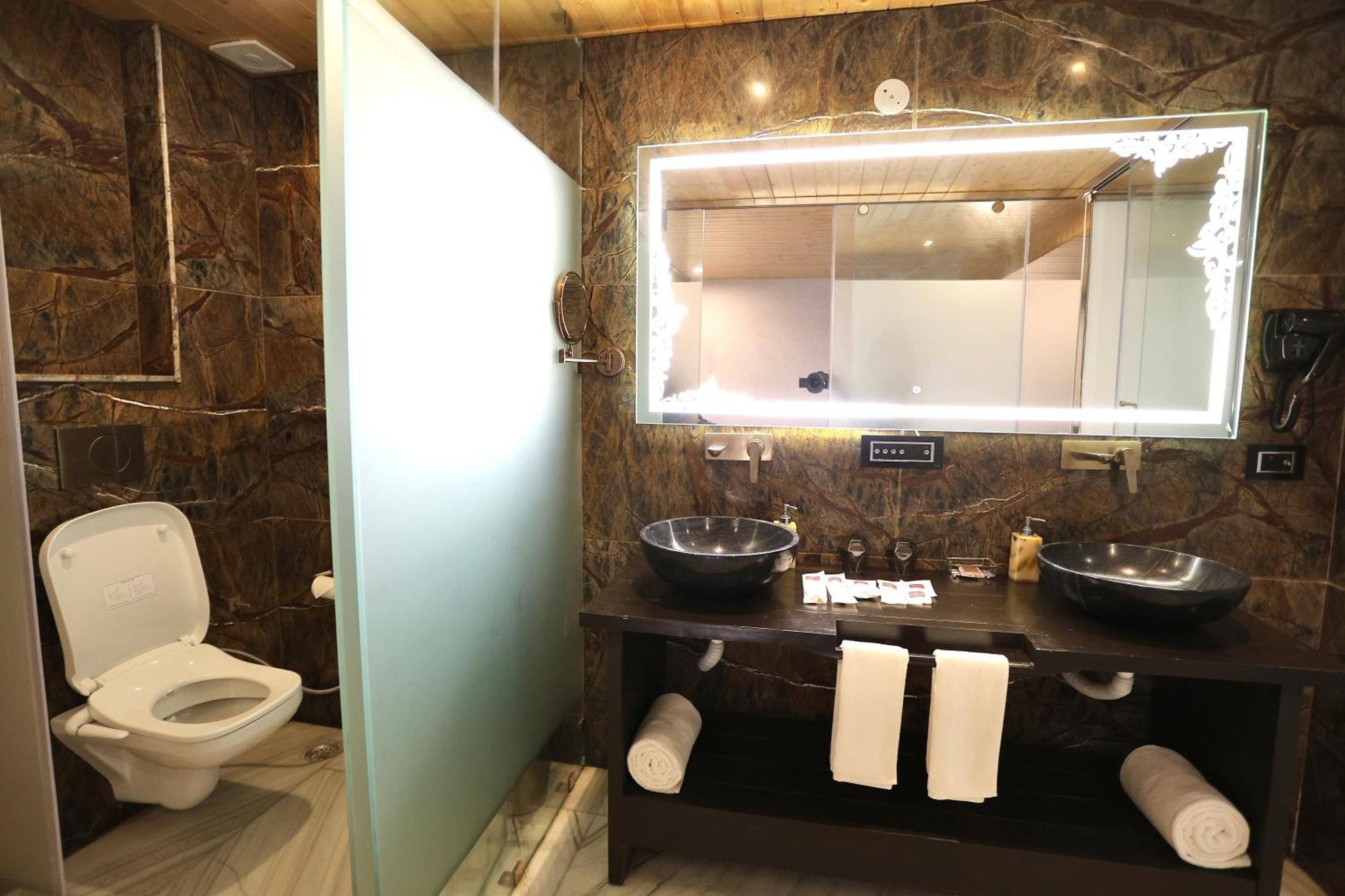Hotel Shaantam & - 4*