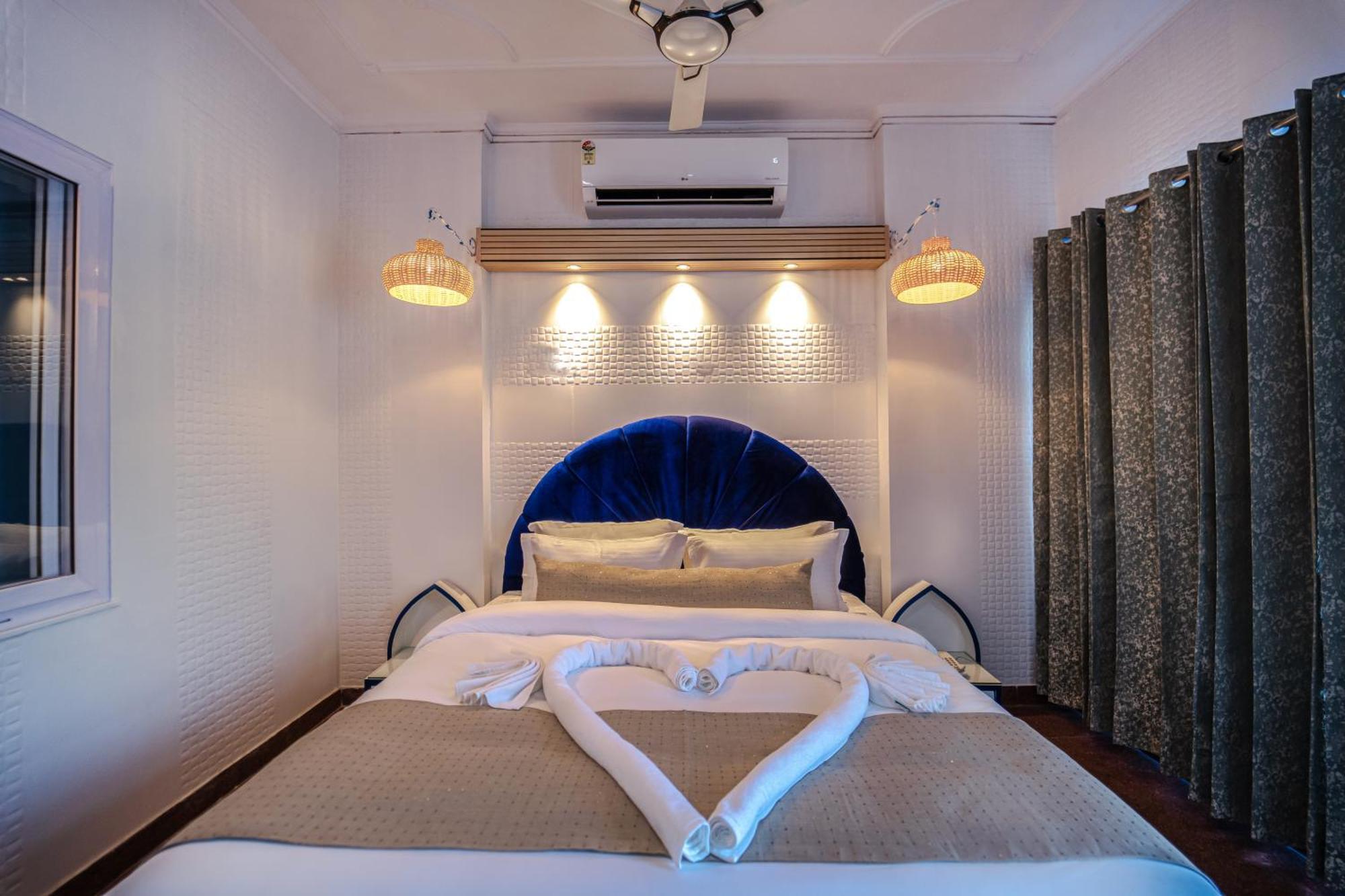 The Neeraj Ganga Hotel 4*