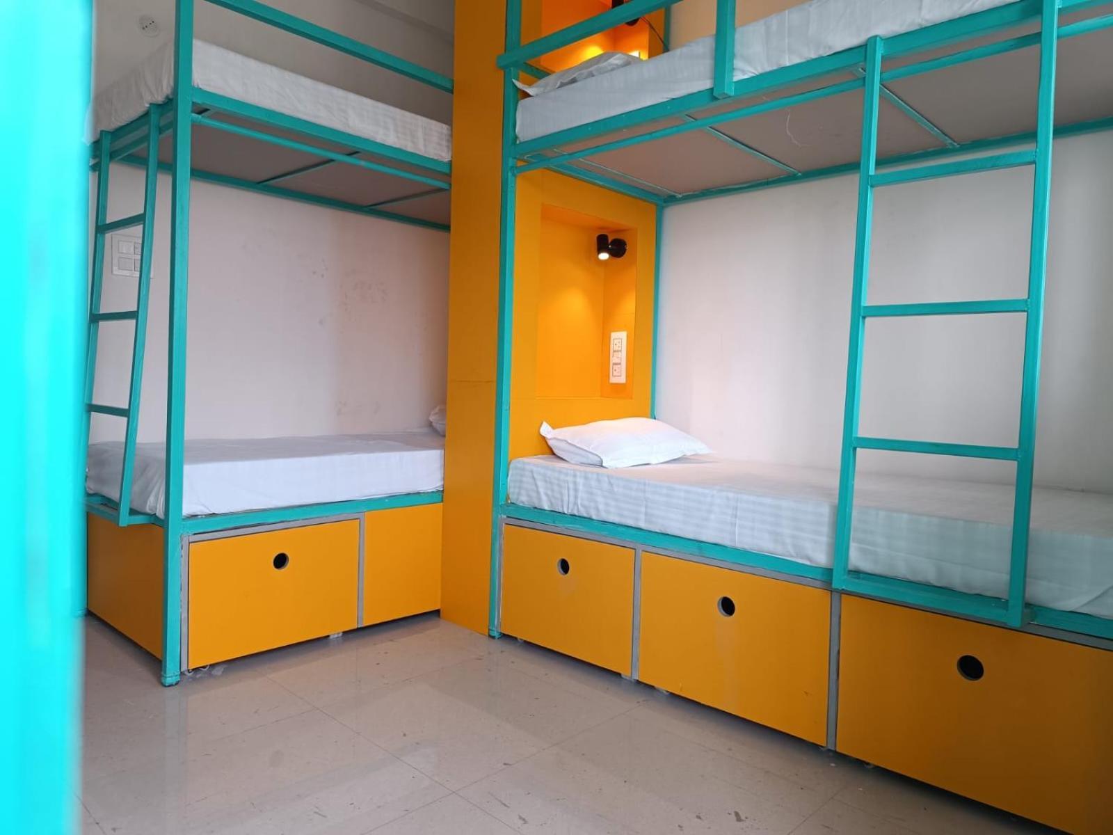 Cozy Bunks Hostel *