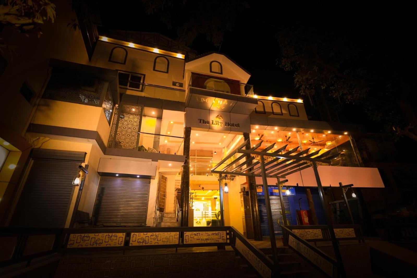 The Lily 3*