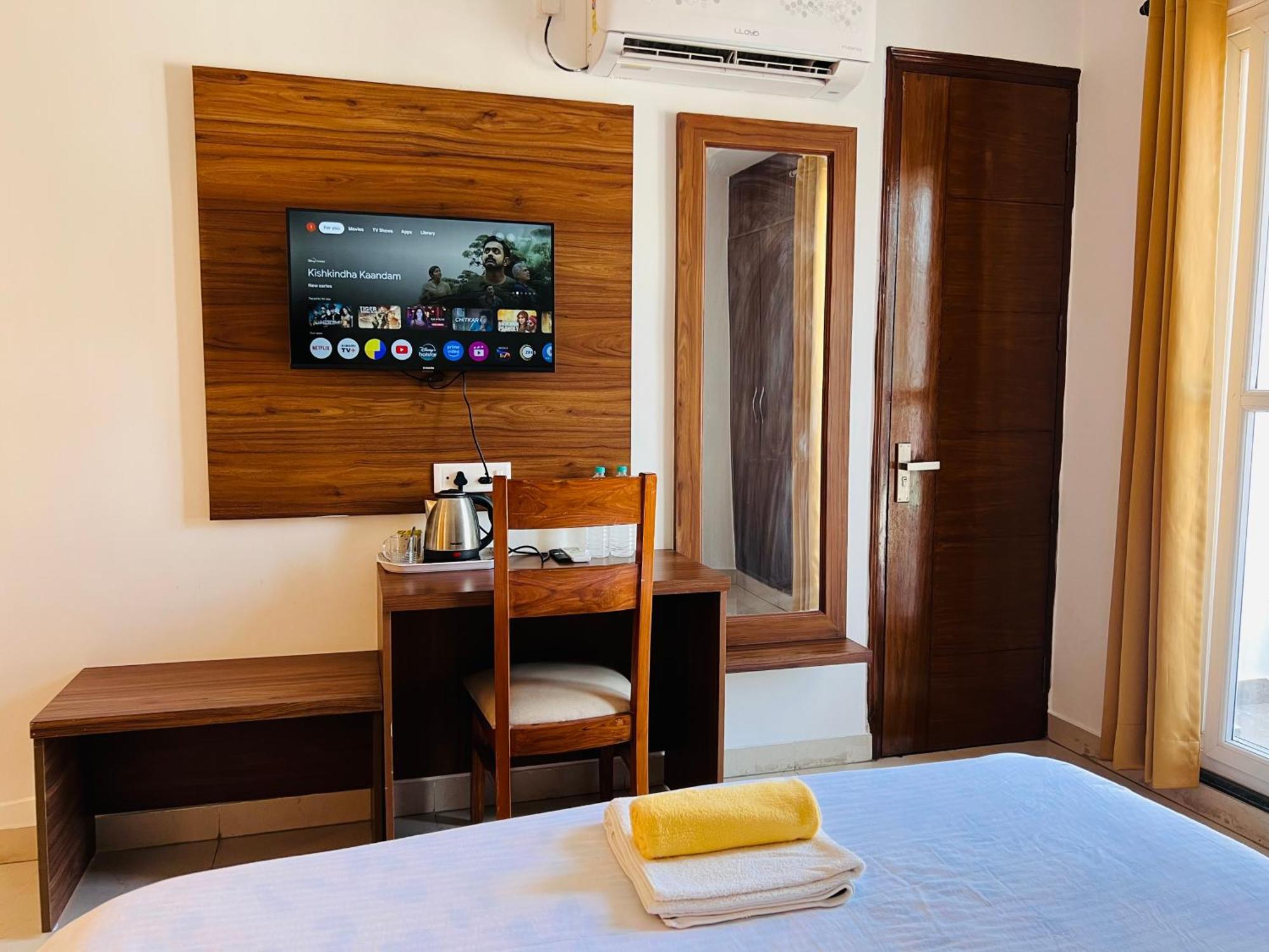 Ima Ganga - Aesthetic, Quite Mountain View With Netflix, Free Airport Pickup For Booking More Than 7 Nights, Elevator, Backup, Heater In Upper Tapovan Apartment