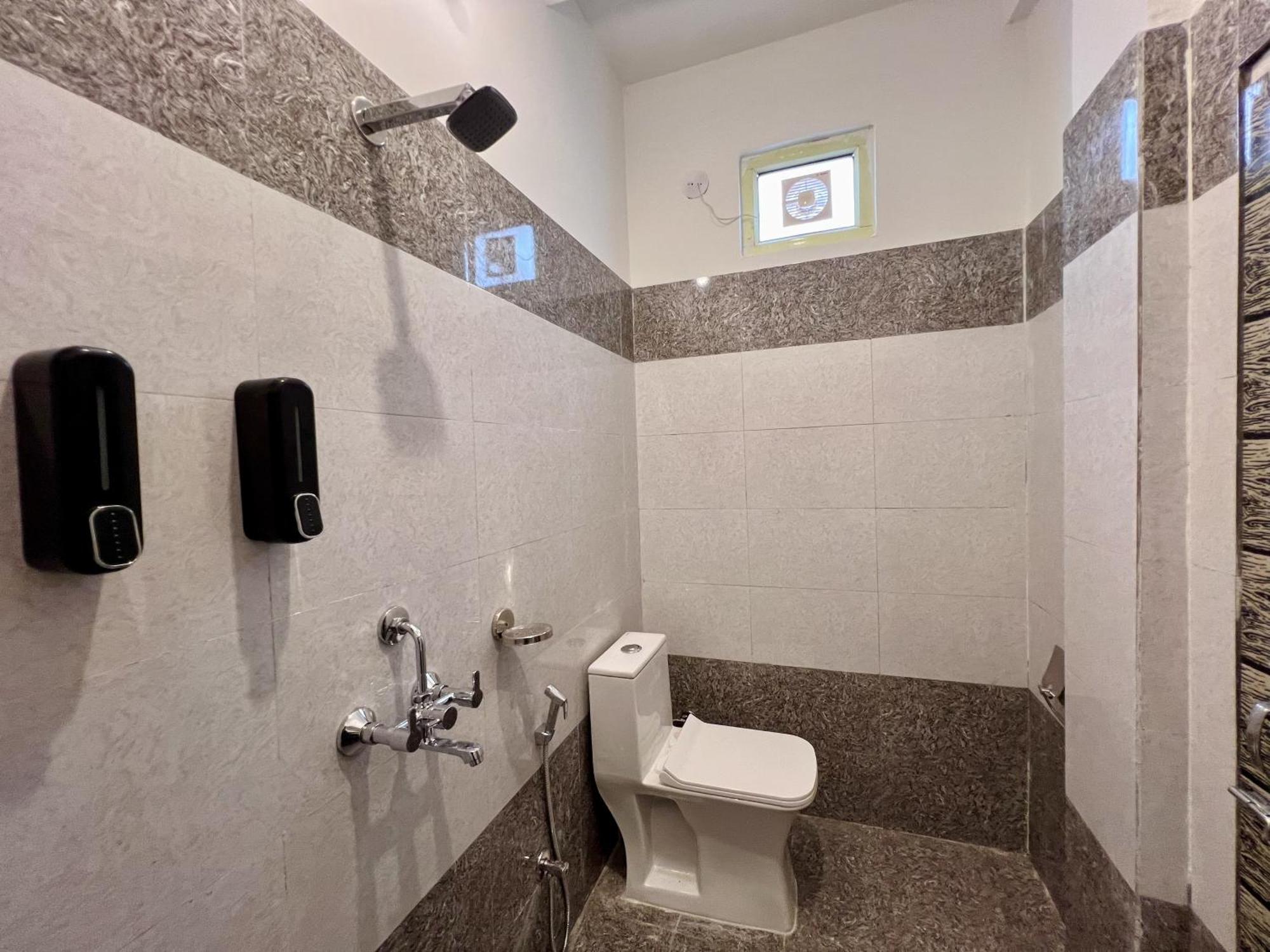 Homestay Prithvi - Aesthetic With Ac, Good Light, Free Airport Pickup For Min 7 Days Upper Tapovan *
