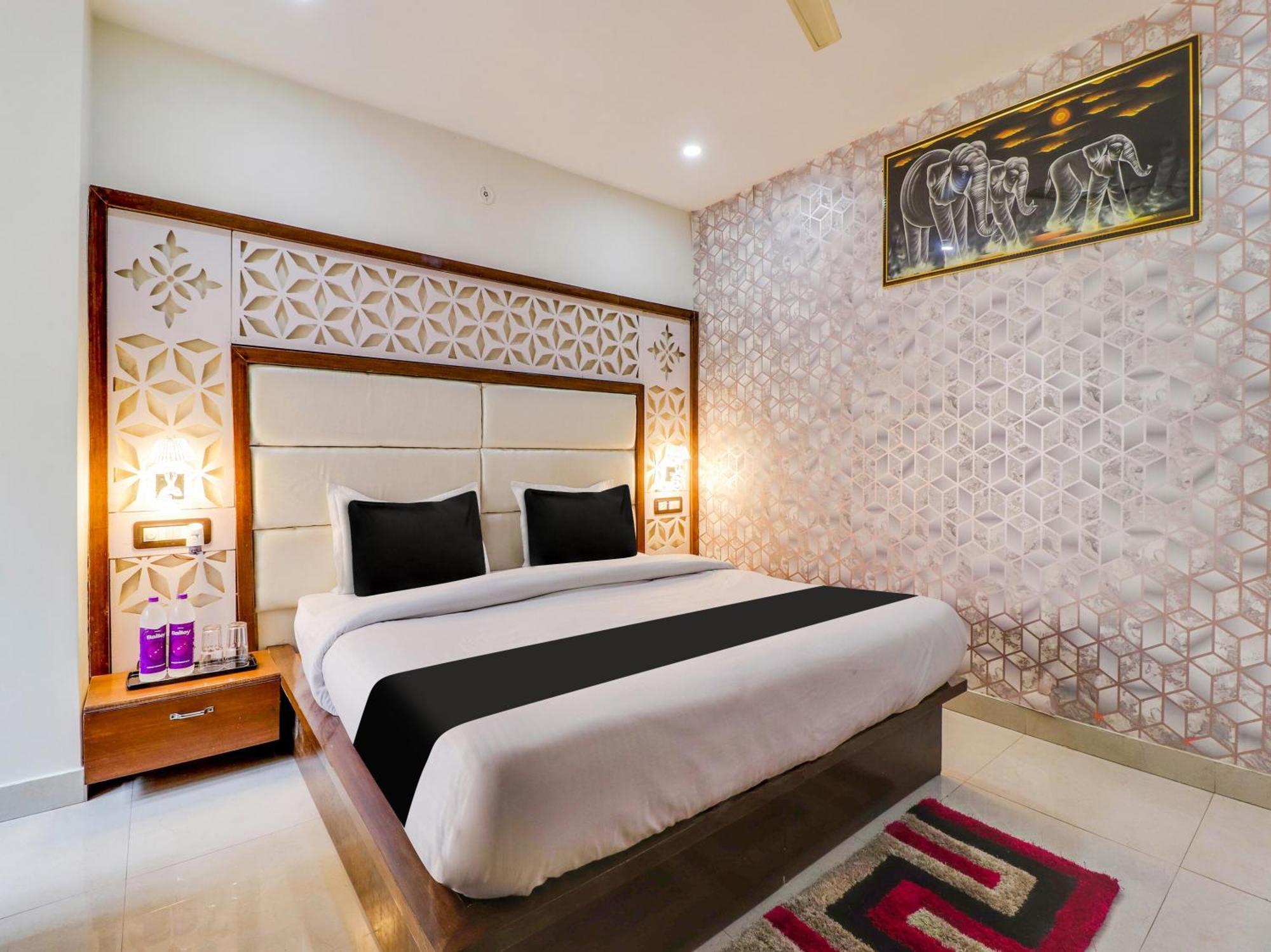 Townhouse Club & Rooftop-cafe Hotel