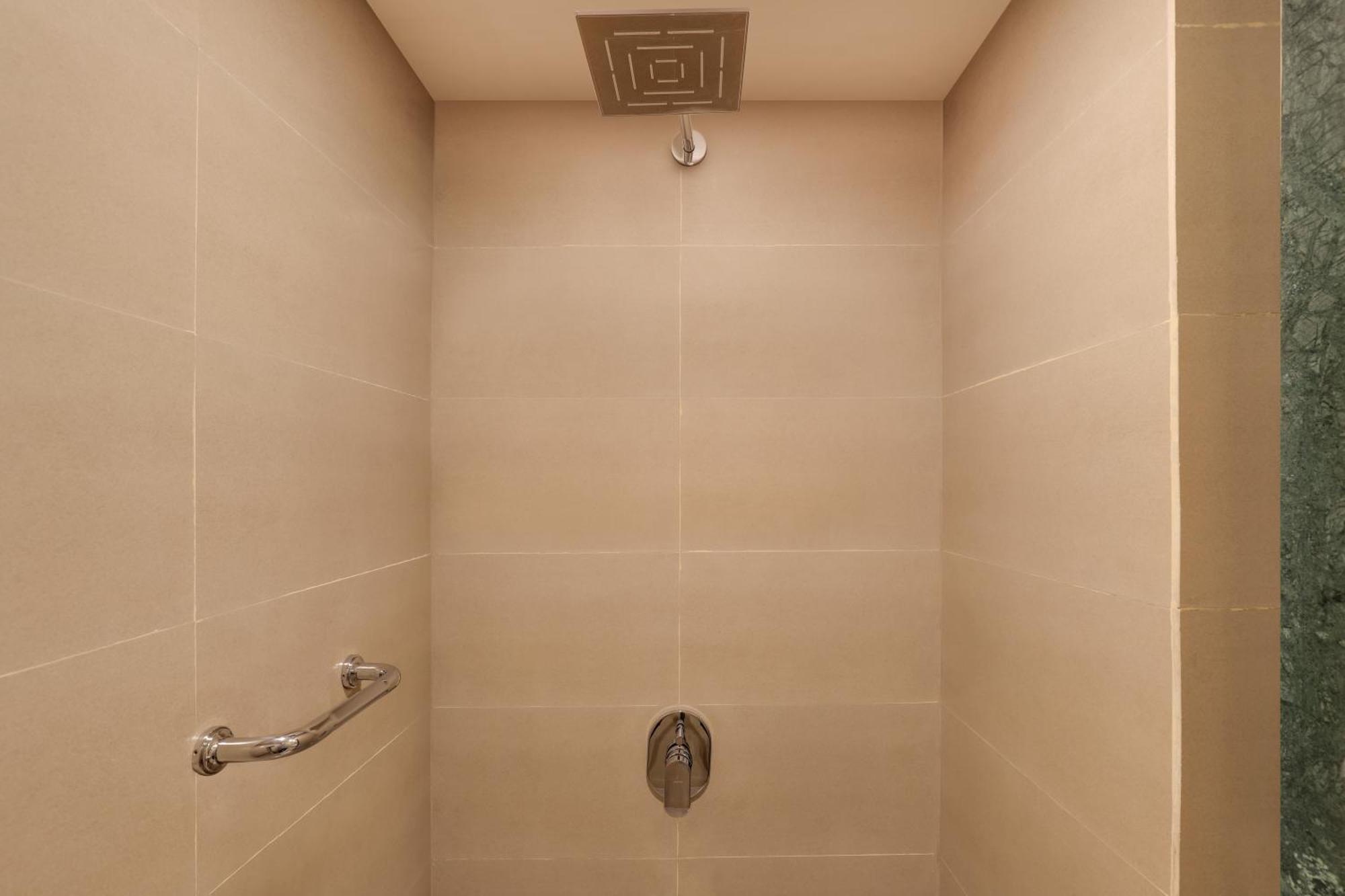 Lemon Tree Hotel, 4*
