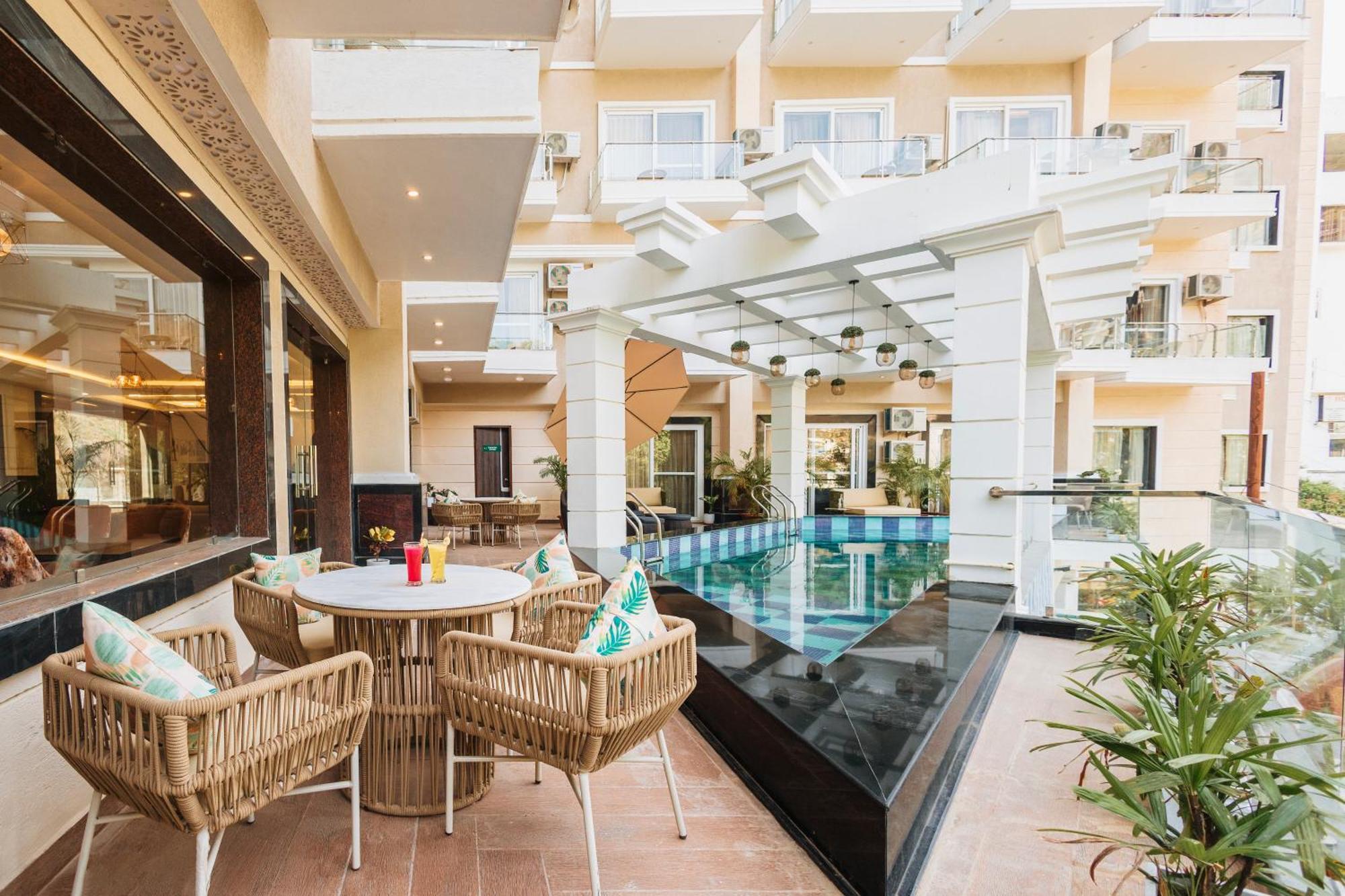 Stone Wood Hotel, 3*