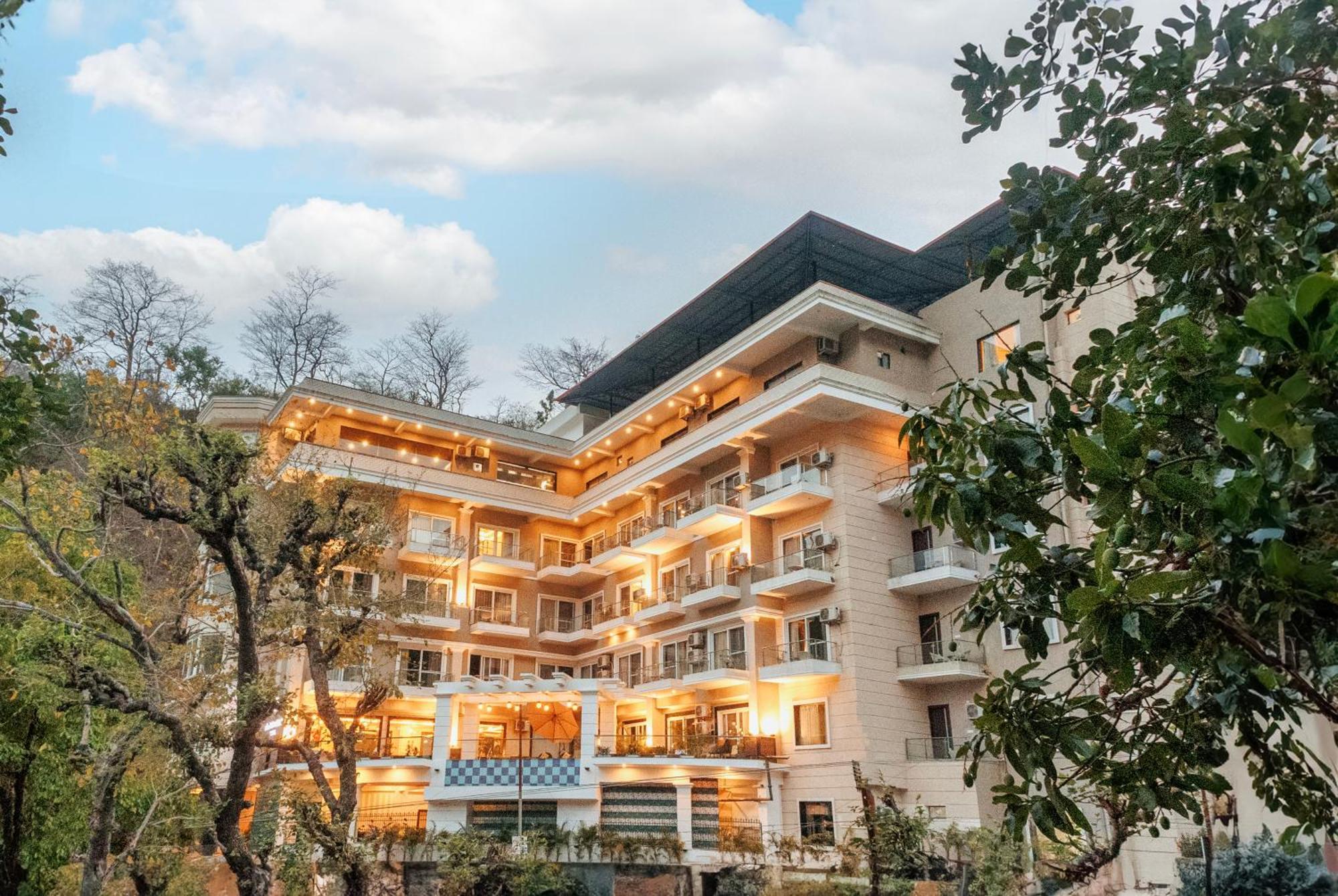 Stone Wood Hotel, 3*