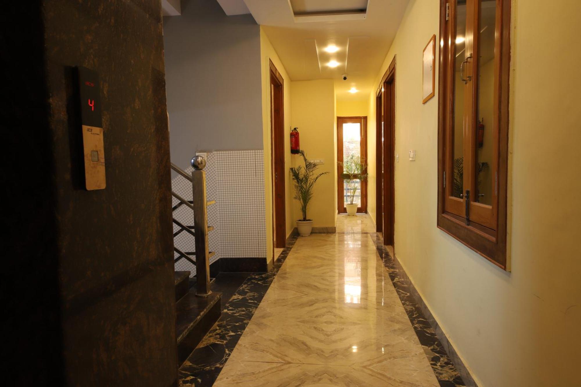 Perfect Stayz Hills Hotel 3*