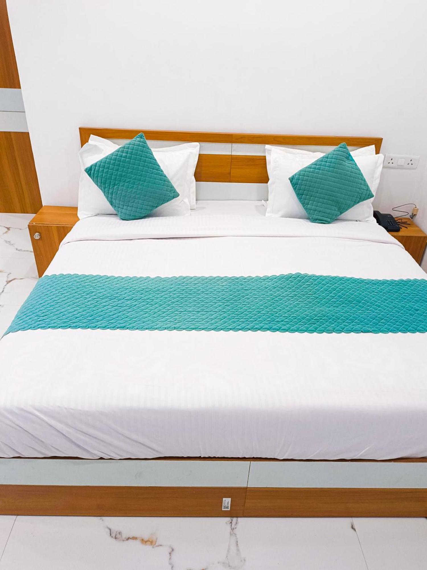 Hotel Shubhra Heights !! Near Laxman Jhulla # Near Bus Stand & Railway Station # Prime Location Tapovan Rishikesh