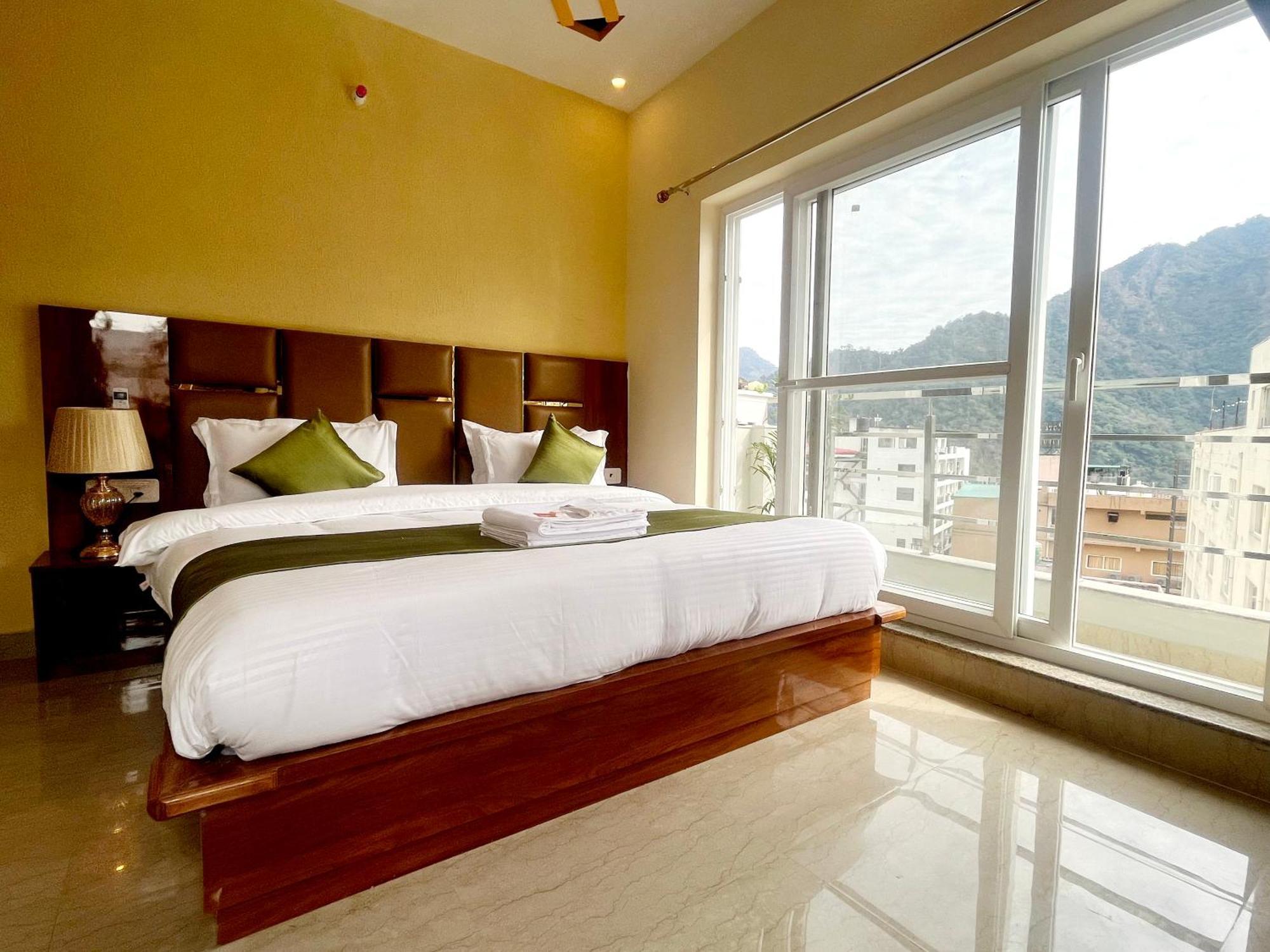 Traveller's Paradise-mountain View By Around Hotel 3*