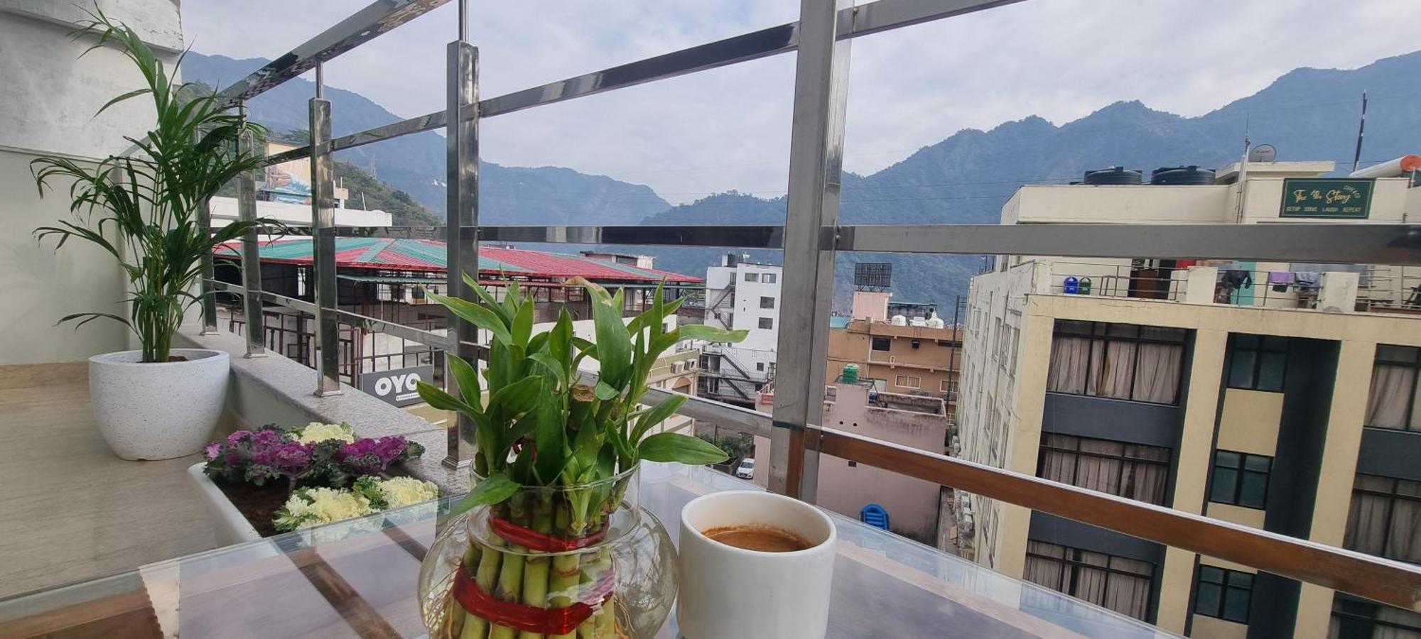 Traveller's Paradise-mountain View By Around Hotel 3*