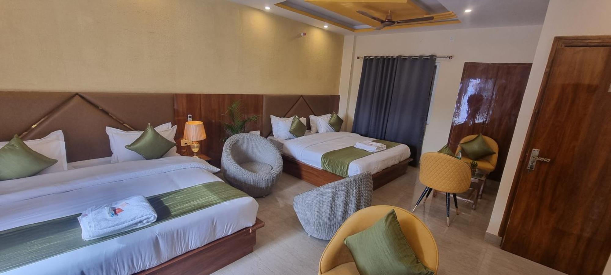 Hotel Traveller's Paradise-mountain View By Around 3*