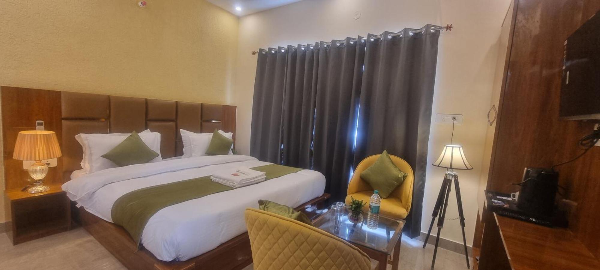 Hotel Traveller's Paradise-mountain View By Around