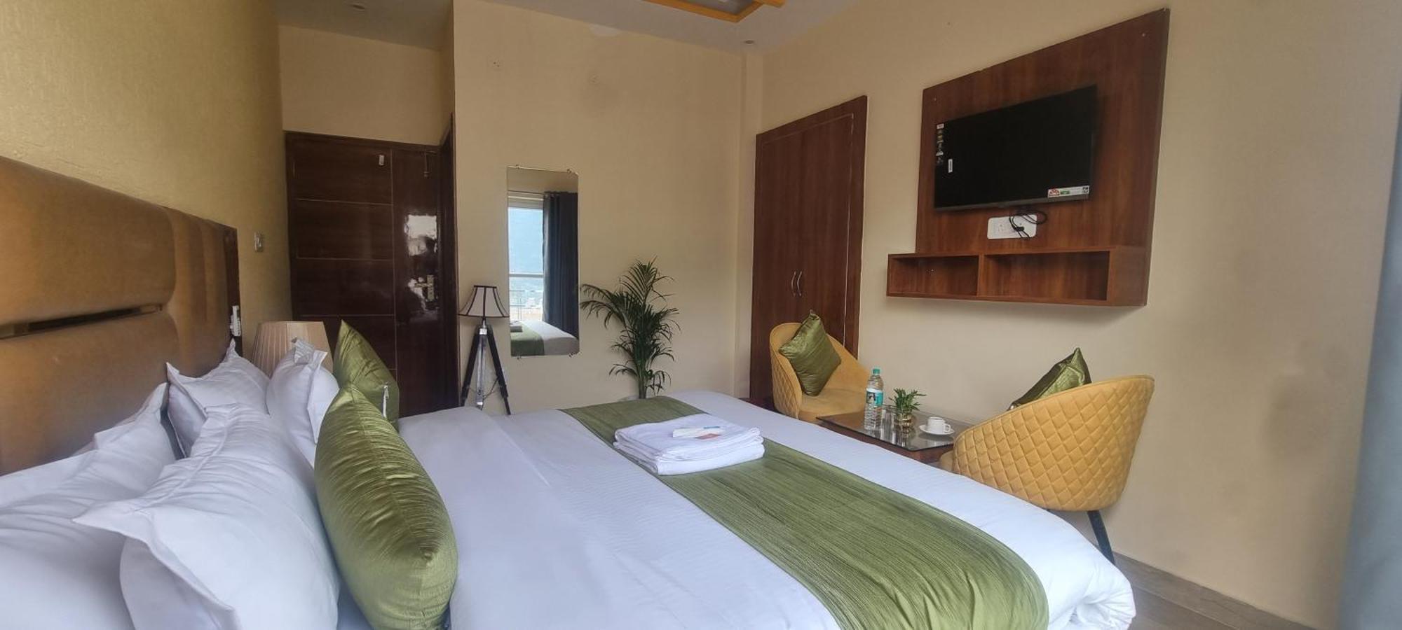 Hotel Traveller's Paradise-mountain View By Around 3*