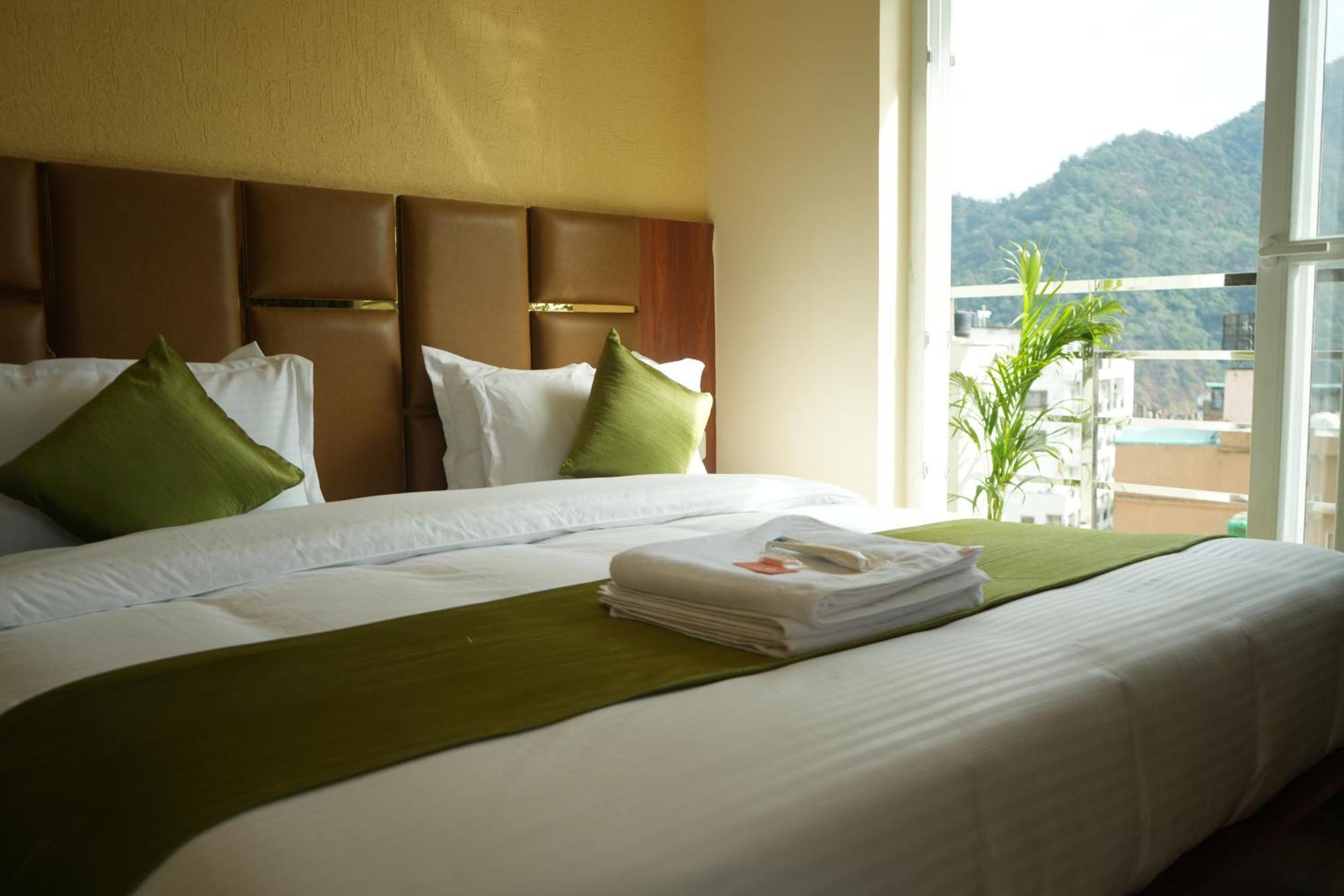 Traveller's Paradise-mountain View By Around Hotel 3*