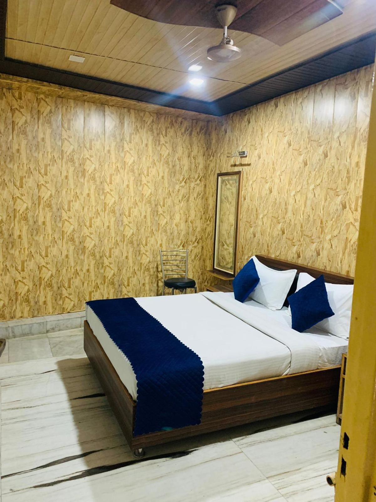 Hotel Royal Respite - Luxury Comfort ! Travellers Delight ! Budget Friendly ! Prime Location ! Guest Favourite