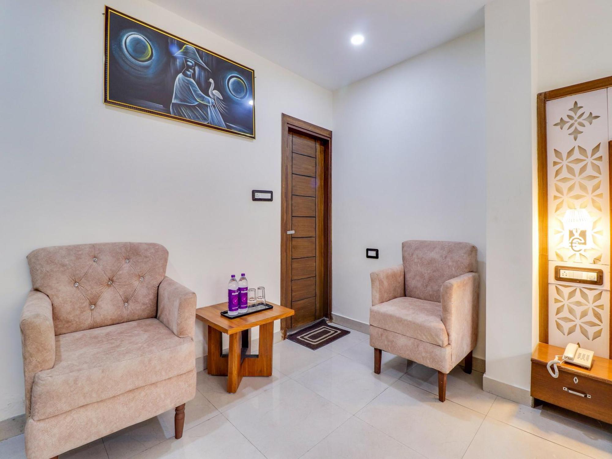 Hotel Townhouse Club & Rooftop-cafe 4*