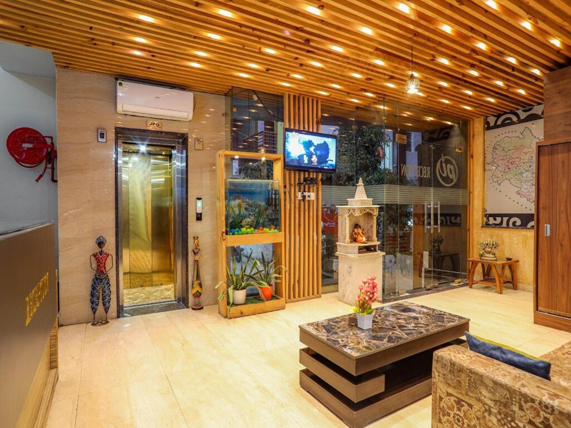 La Riqueza Pride - Near To Ganga River & Lakshman Jhula - Mountain View Rooms, Swimming Pool & Parking Rishikesh