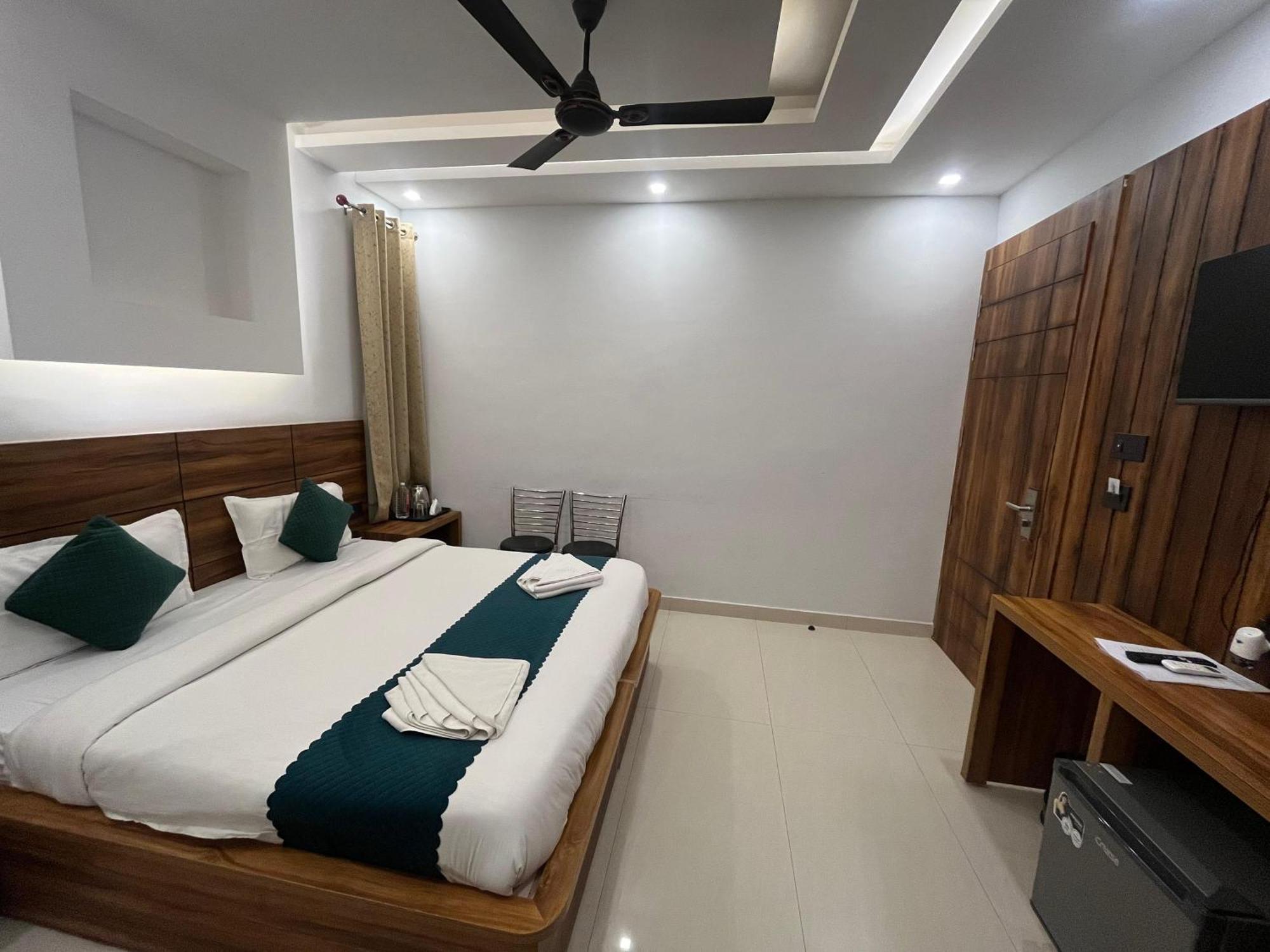 Vaidik Ganga 3*
