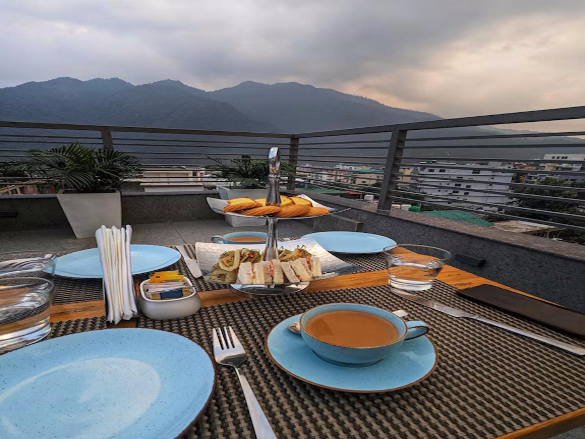 La Riqueza Pride - Near To Ganga River & Lakshman Jhula - Mountain View Rooms, Swimming Pool & Parking Hotel Rishikesh