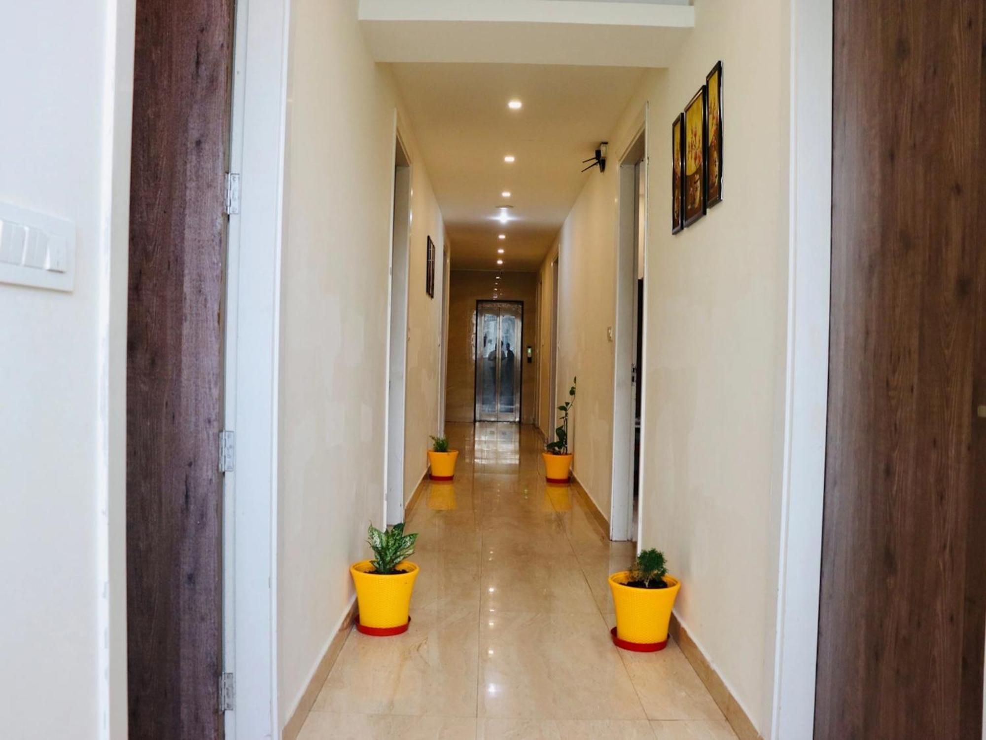 La Riqueza Pride - Near To Ganga River & Lakshman Jhula - Mountain View Rooms, Swimming Pool & Parking Hotel