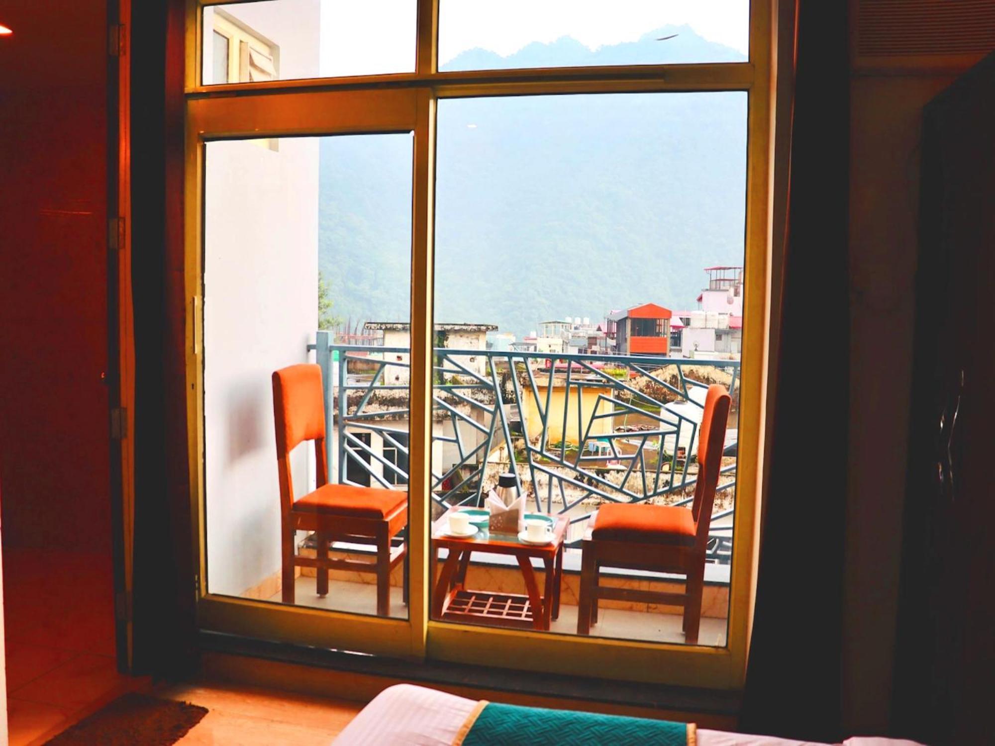 Hotel La Riqueza Pride - Near To Ganga River & Lakshman Jhula - Mountain View Rooms, Swimming Pool & Parking Rishikesh