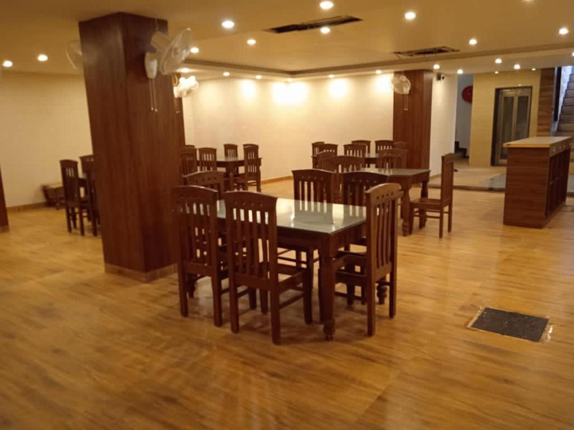 Hotel La Riqueza Pride - Near To Ganga River & Lakshman Jhula - Mountain View Rooms, Swimming Pool & Parking