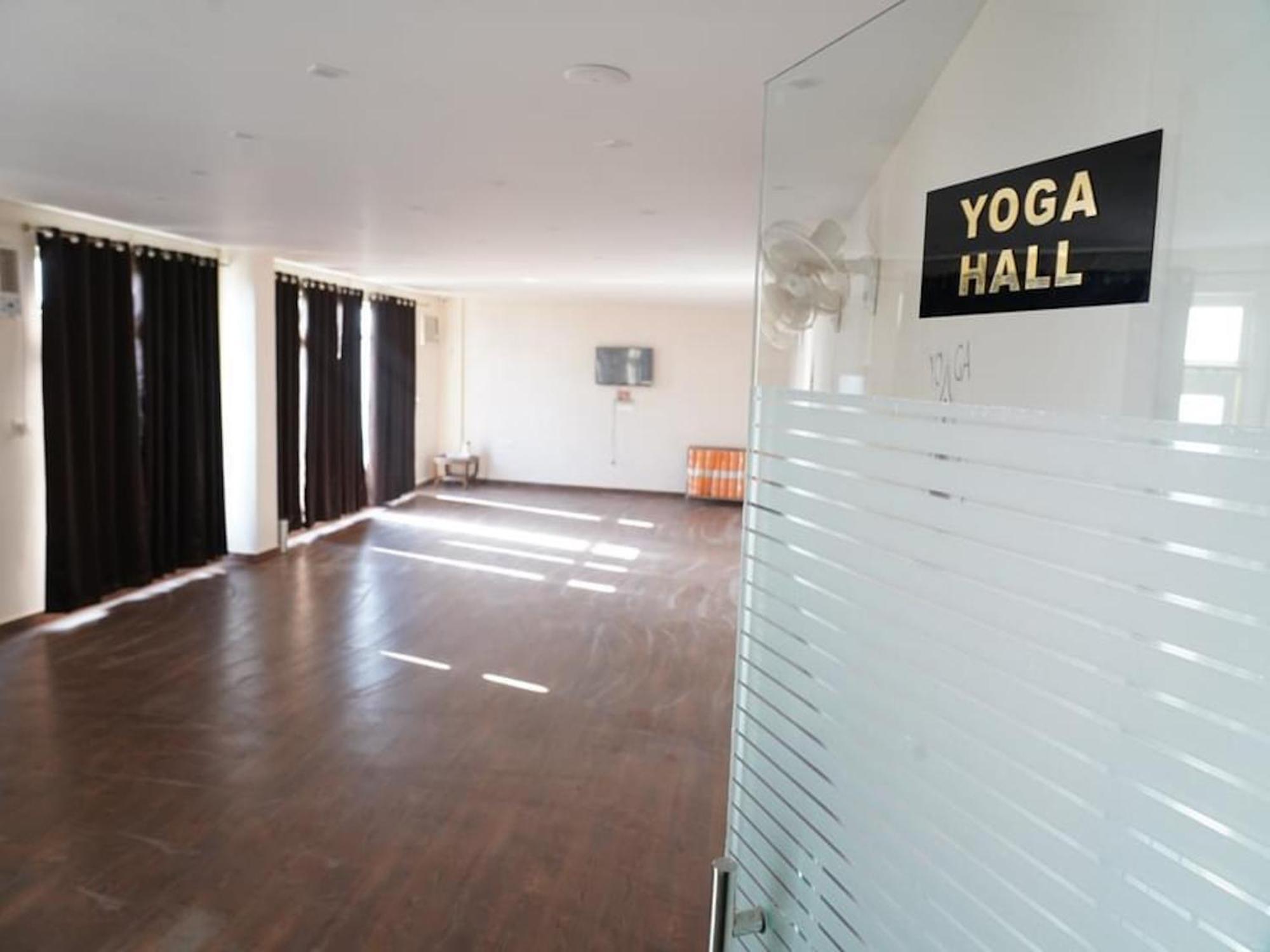La Riqueza Pride - Near To Ganga River & Lakshman Jhula - Mountain View Rooms, Swimming Pool & Parking Rishikesh