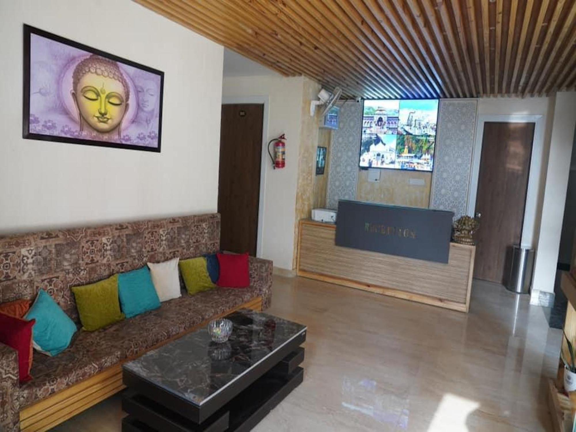 Hotel La Riqueza Pride - Near To Ganga River & Lakshman Jhula - Mountain View Rooms, Swimming Pool & Parking Rishikesh