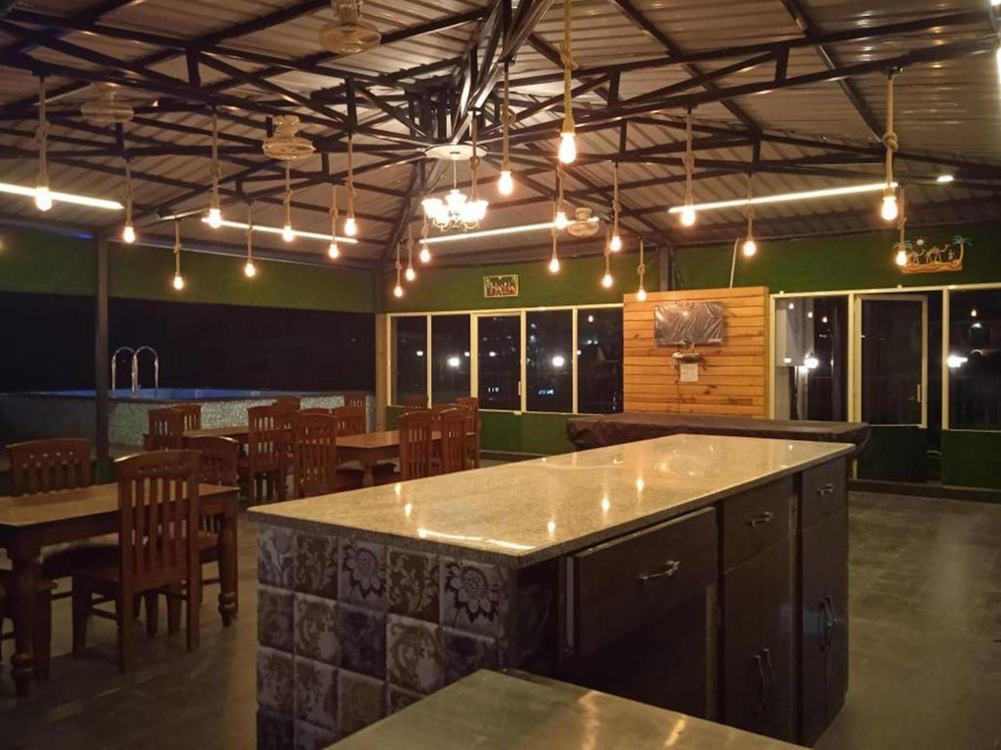 La Riqueza Pride - Near To Ganga River & Lakshman Jhula - Mountain View Rooms, Swimming Pool & Parking 3* Rishikesh