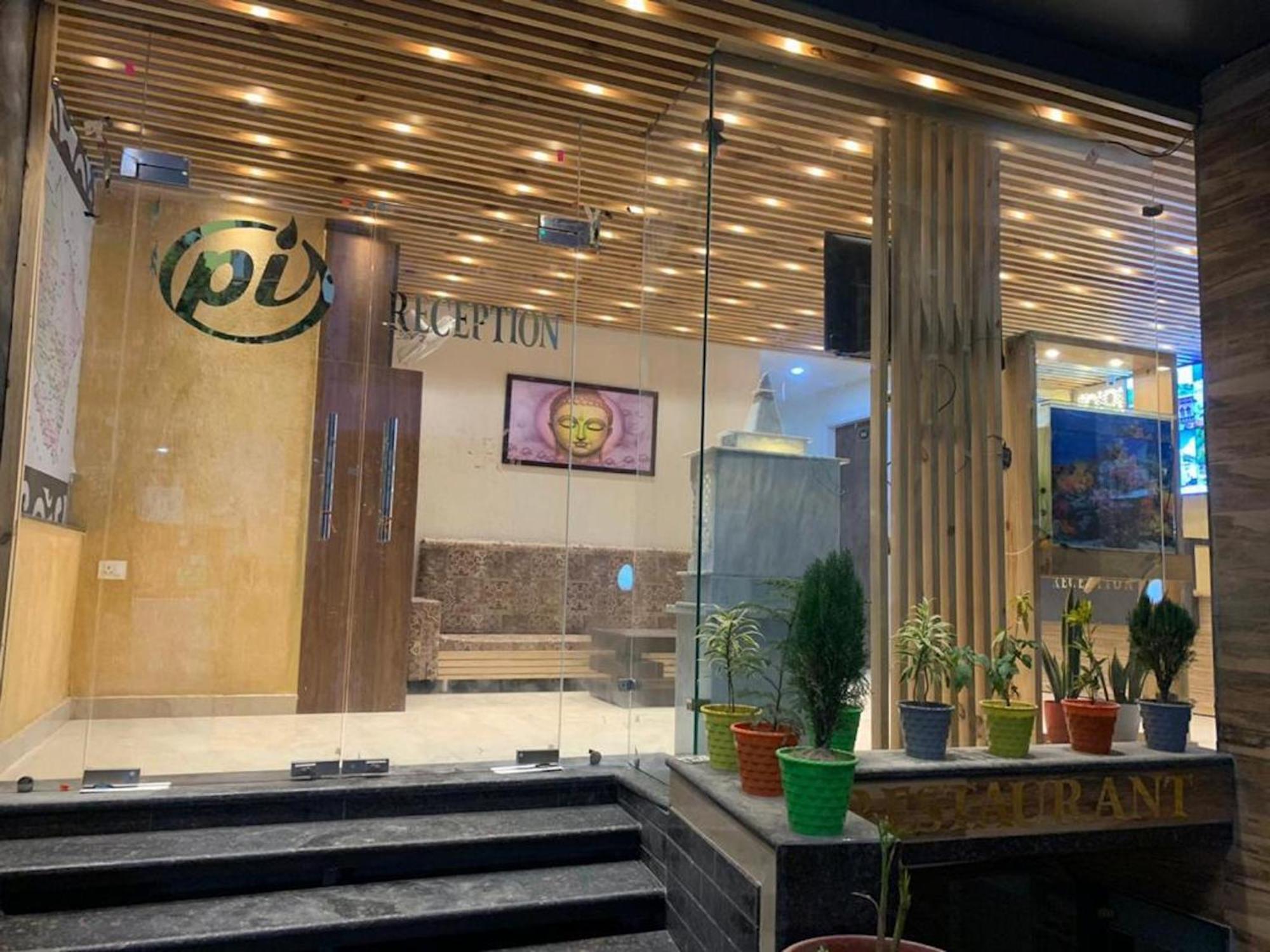 La Riqueza Pride - Near To Ganga River & Lakshman Jhula - Mountain View Rooms, Swimming Pool & Parking Hotel 3*