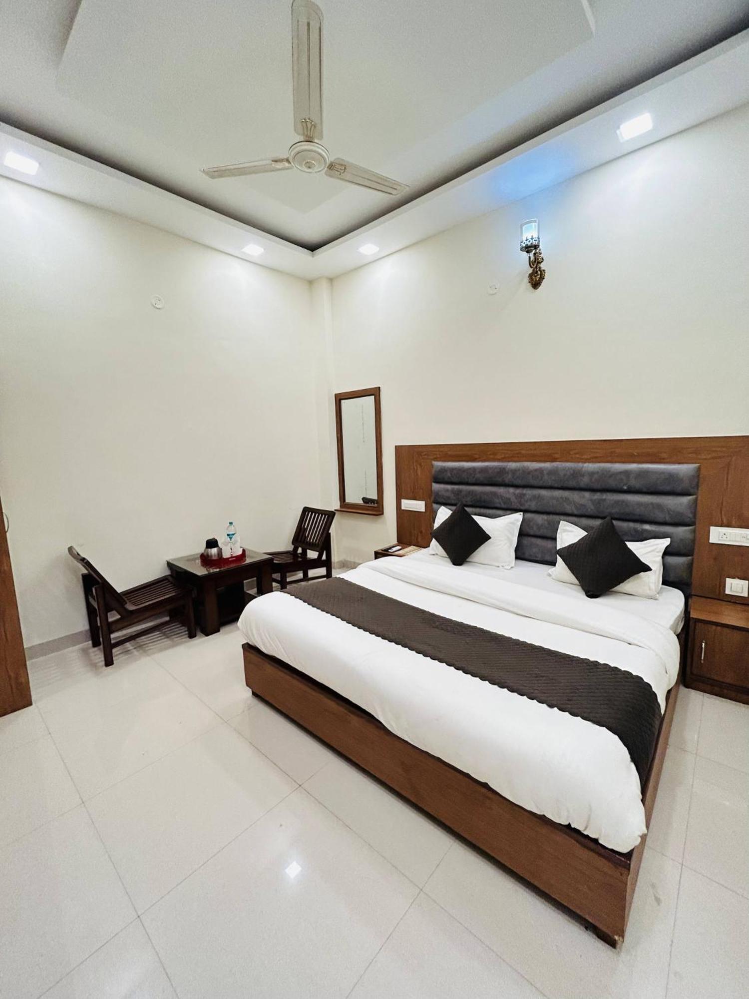 Shubhra Heights !! Near Laxman Jhulla # Near Bus Stand & Railway Station # Prime Location Tapovan 4* Rishikesh