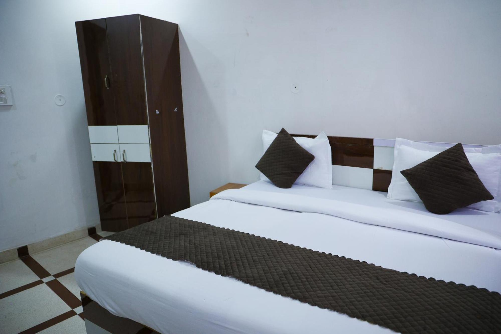 Shubhra Heights !! Near Laxman Jhulla # Near Bus Stand & Railway Station # Prime Location Tapovan Hotel