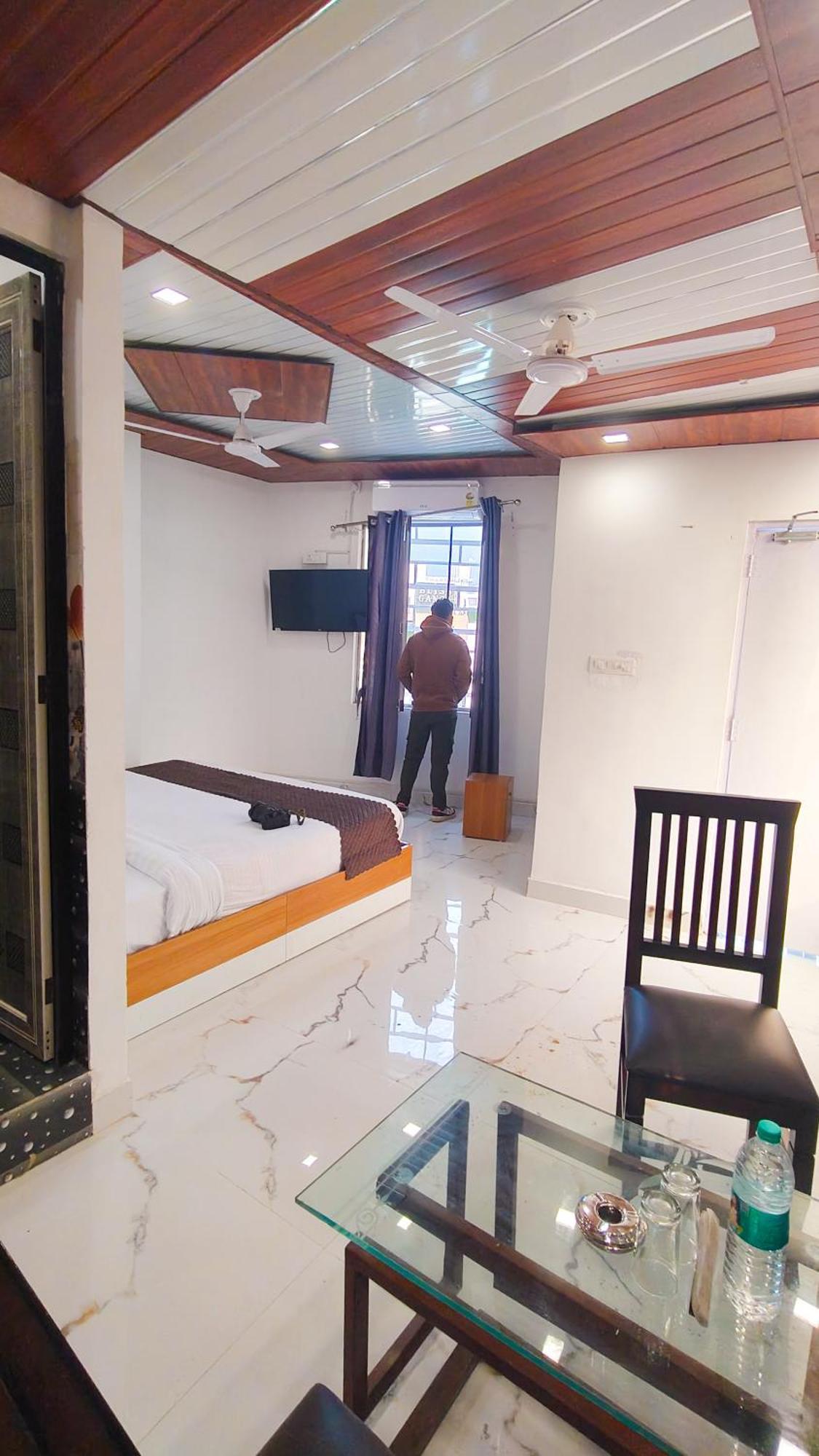 Shubhra Heights !! Near Laxman Jhulla # Near Bus Stand & Railway Station # Prime Location Tapovan 4*