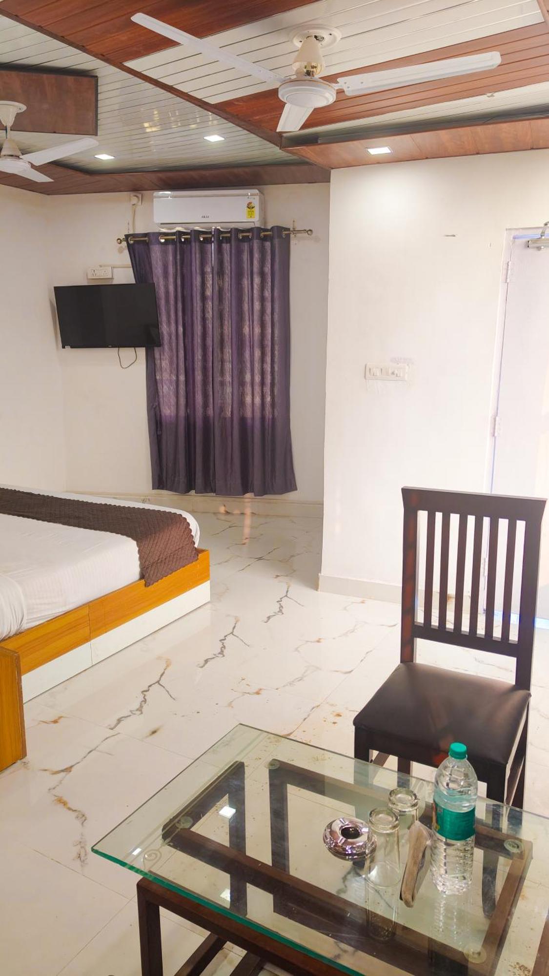 Shubhra Heights !! Near Laxman Jhulla # Near Bus Stand & Railway Station # Prime Location Tapovan Hotel