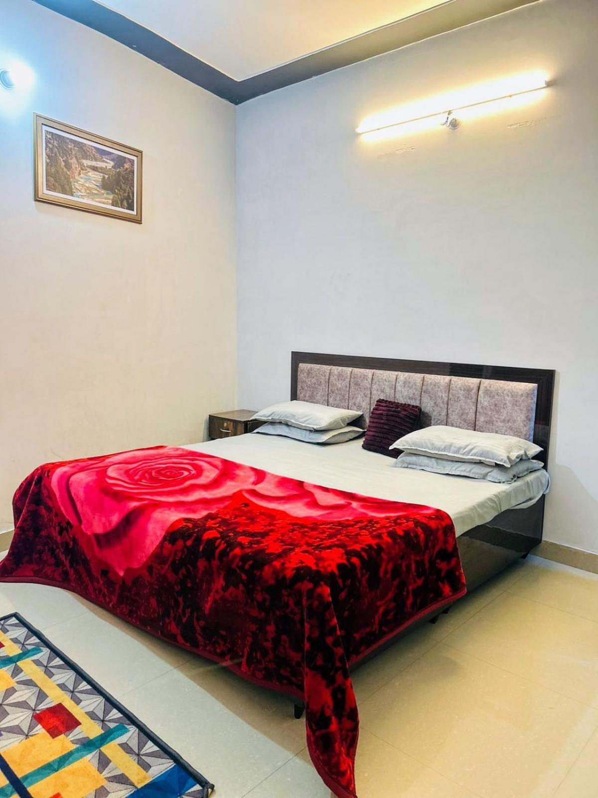 Anandmay Homestay, Isbt