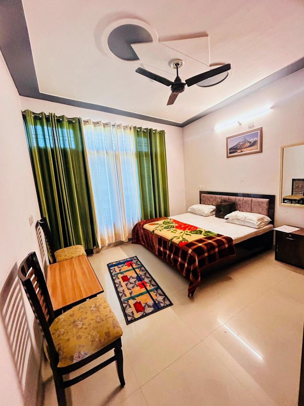 Anandmay Homestay, Isbt