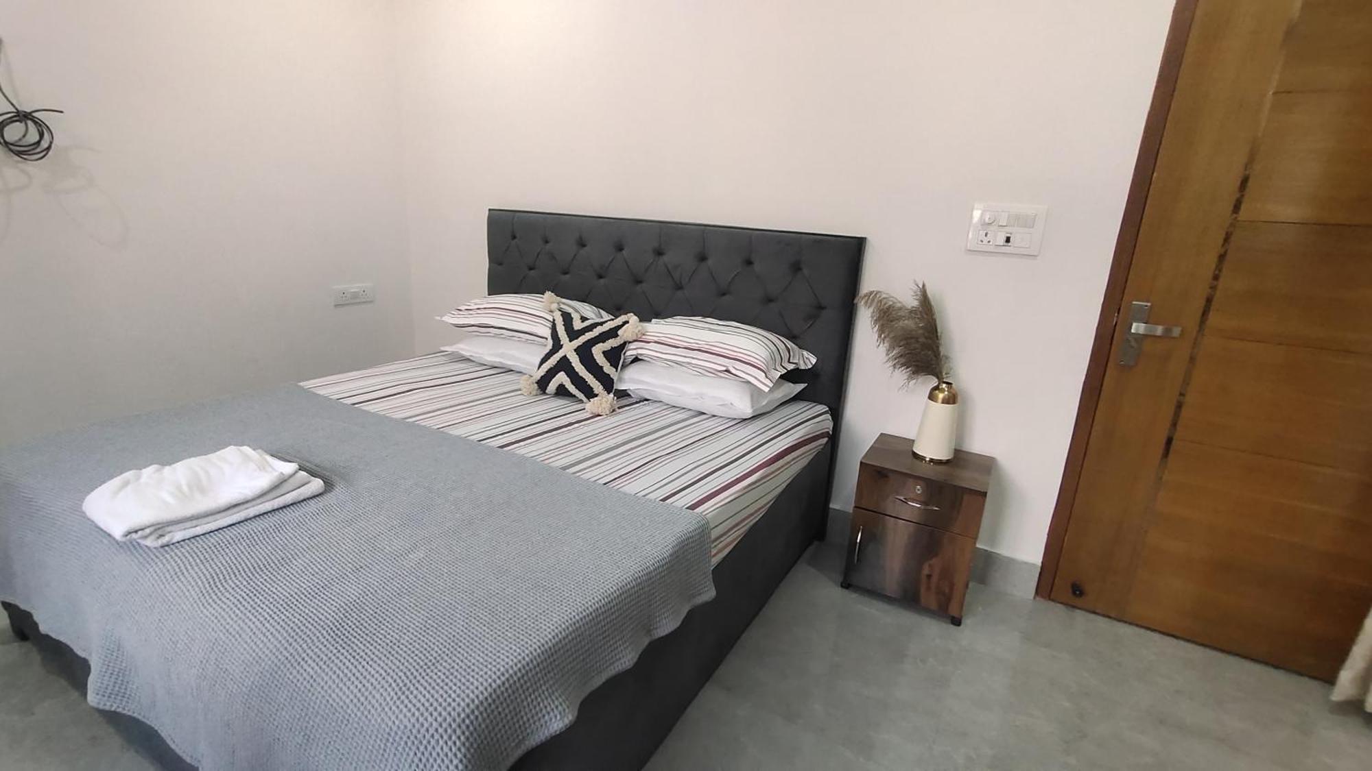 Apartment Oji's - Aesthetic Quite With Kitchen, In Walking Distance To Ganga In Yoga Lane Tapovan, Free Airport Pickup For Than 7 Night