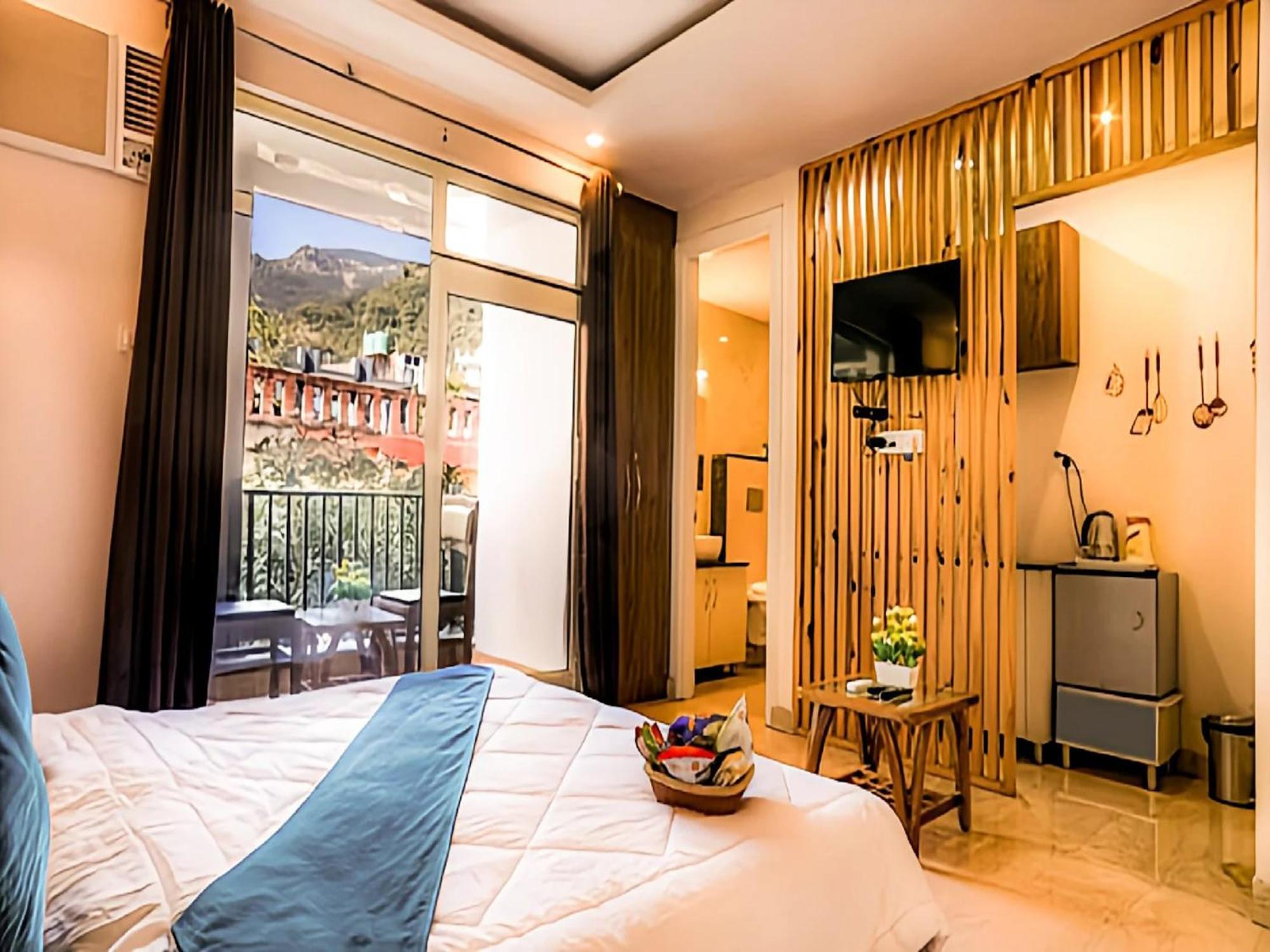 Hotel La Riqueza Pride - Near To Ganga River & Lakshman Jhula - Mountain View Rooms, Swimming Pool & Parking