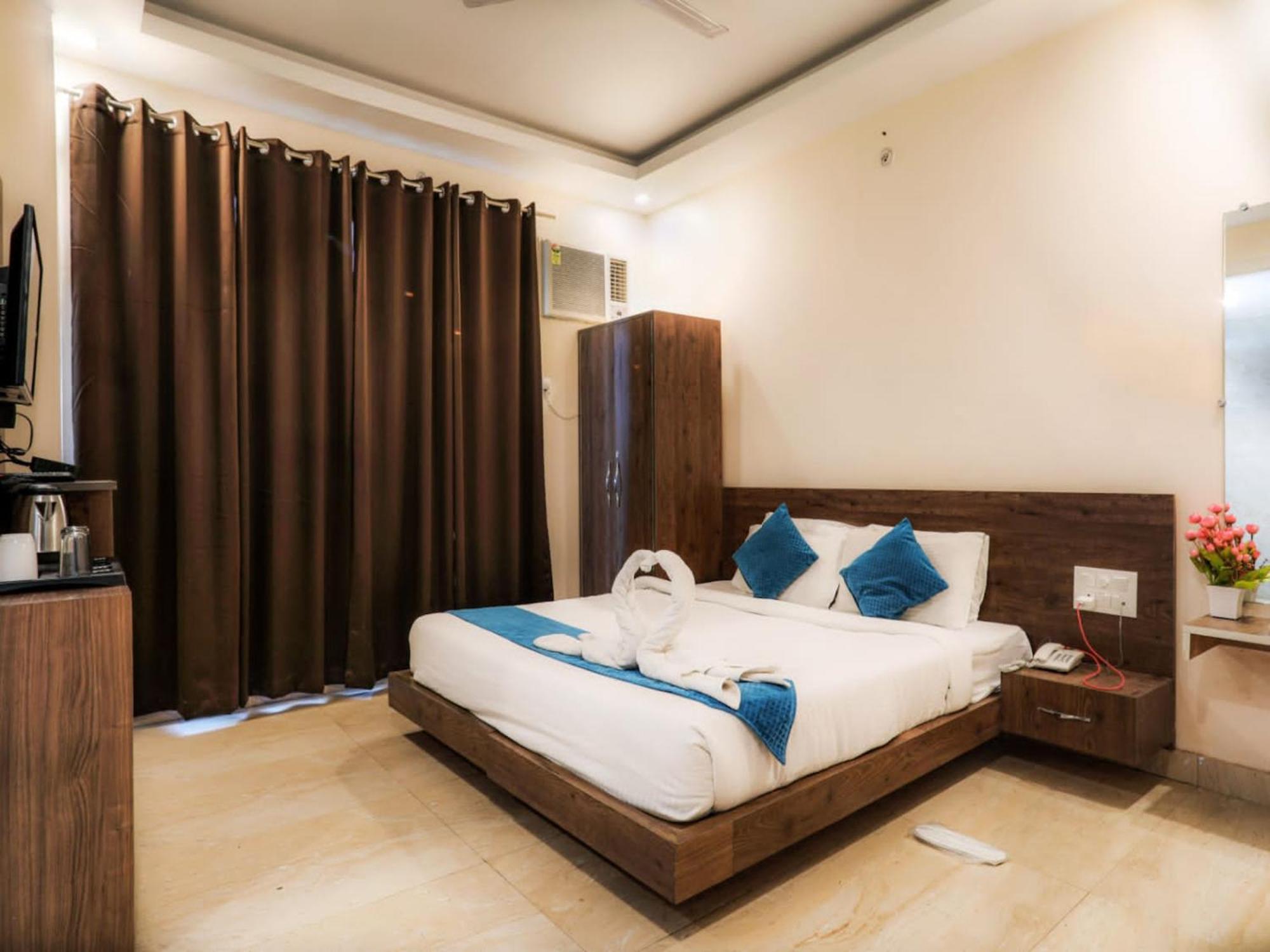 La Riqueza Pride - Near To Ganga River & Lakshman Jhula - Mountain View Rooms, Swimming Pool & Parking 3* Rishikesh