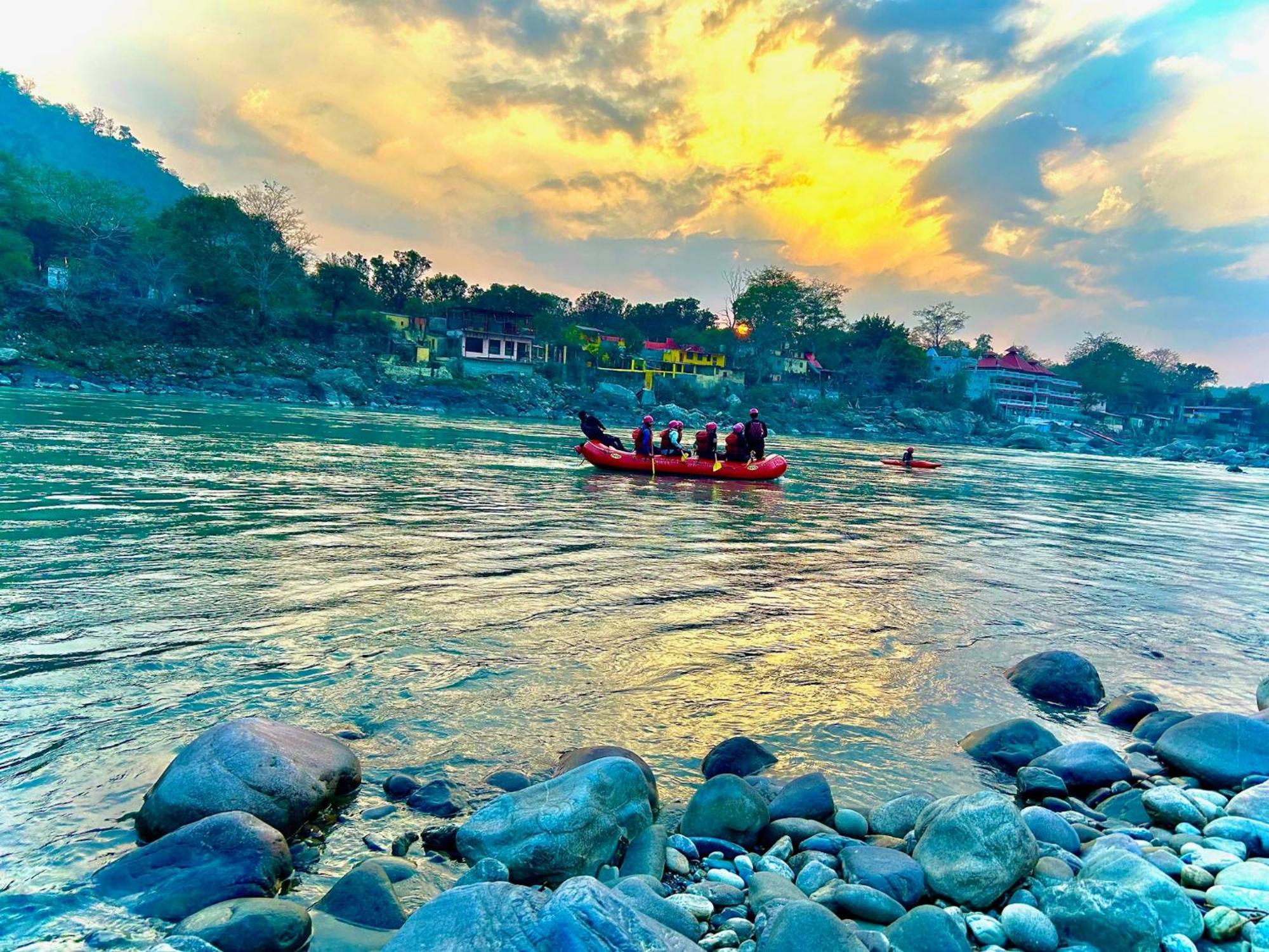 La Riqueza Pride - Near To Ganga River & Lakshman Jhula - Mountain View Rooms, Swimming Pool & Parking Rishikesh