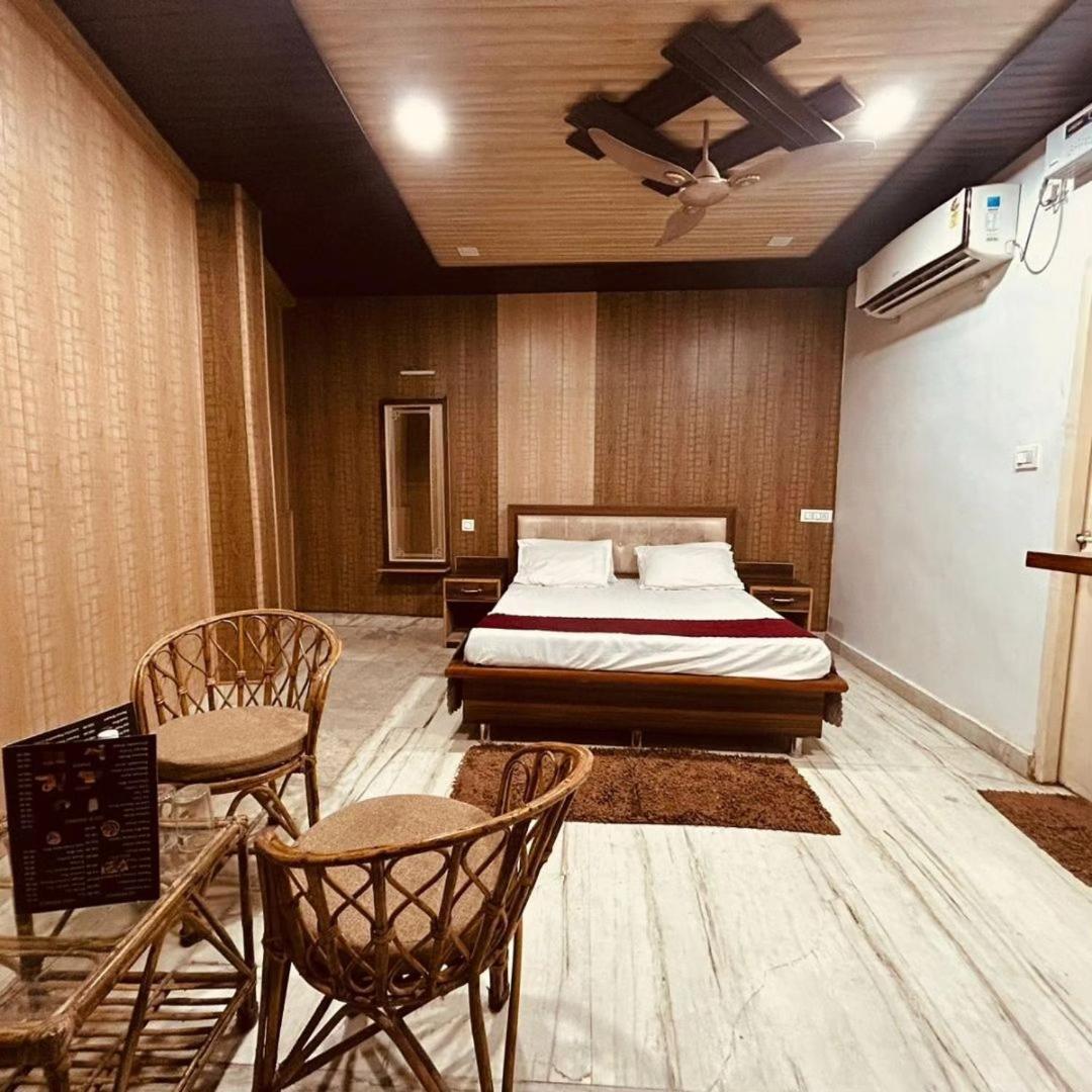 The Royal Respite - Open Rooftop Cafe Hotel Rishikesh