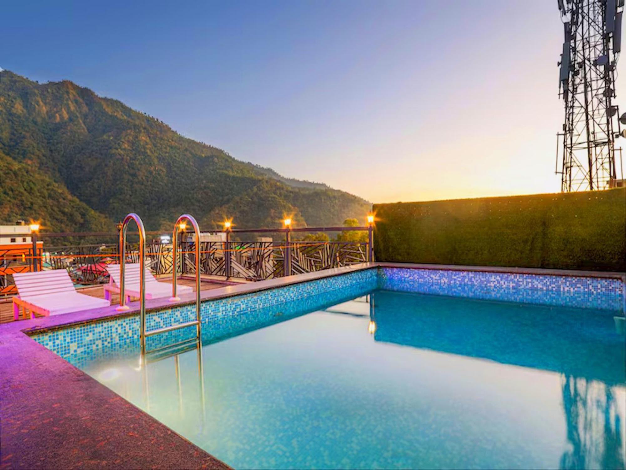 La Riqueza Pride - Near To Ganga River & Lakshman Jhula - Mountain View Rooms, Swimming Pool & Parking