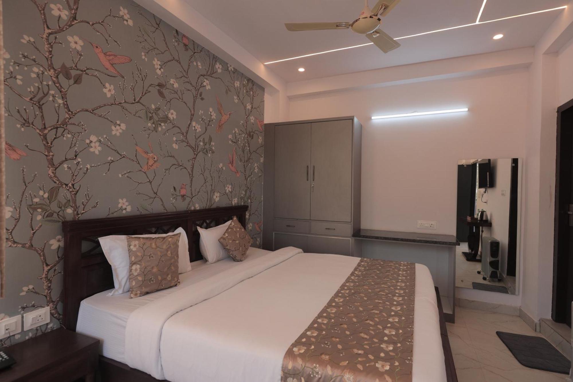 Yogved Hospitality & 3*