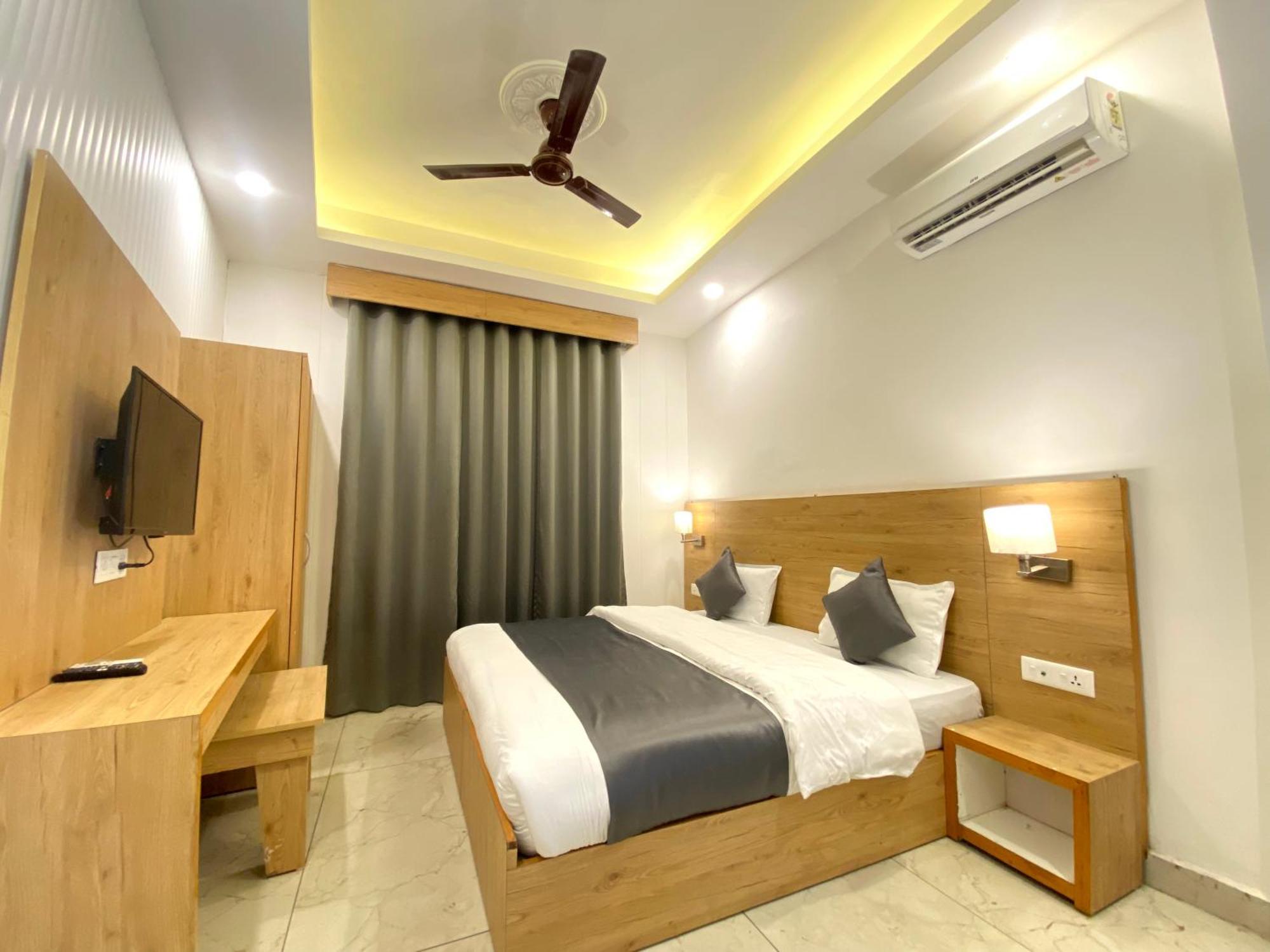 Sonu & Hostel,