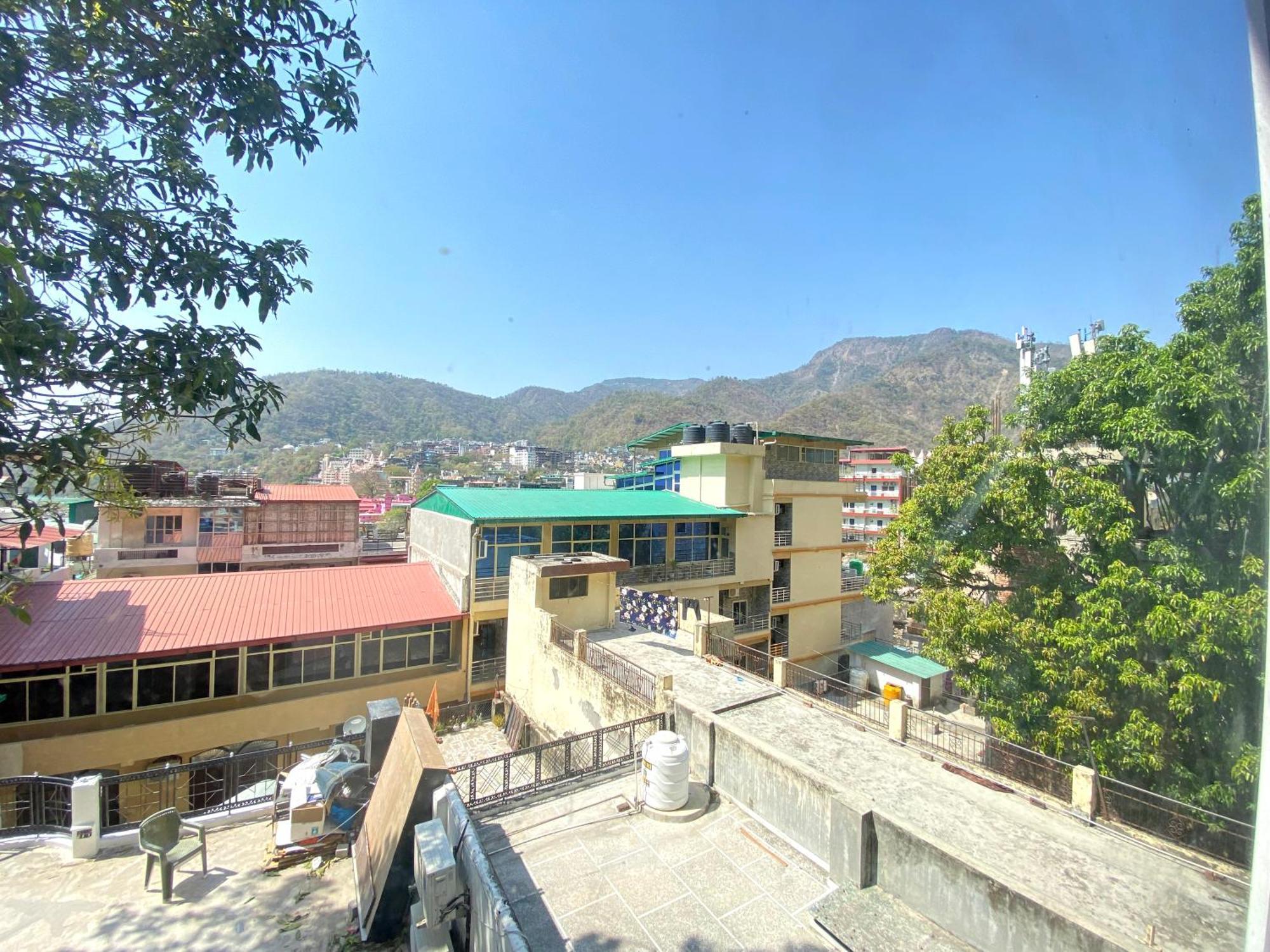 Sonu & Hostel, *