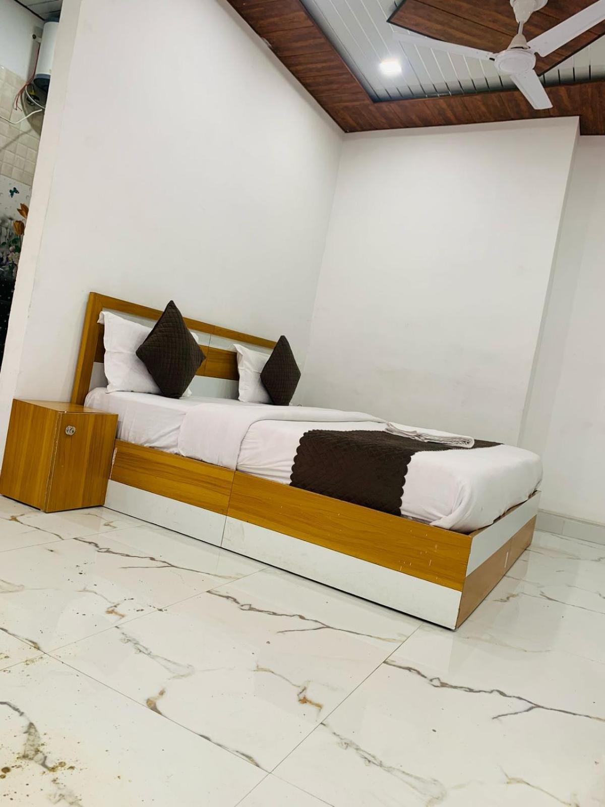 Hotel Shubhra Royal Tapovan !! Restaurant ! Budget Friendly ! Traveler Choice ! Rated & Awarded Rishikesh