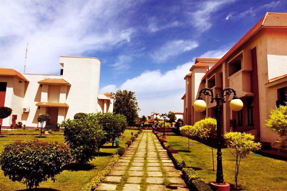 Naturoville Ayurvedic And Yoga Retreat 4* Rishikesh